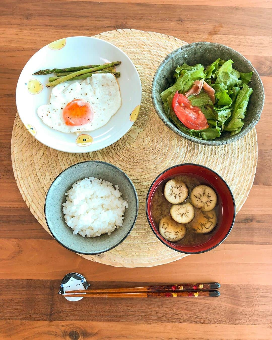 林弓束さんのインスタグラム写真 - (林弓束Instagram)「ここ二日間の #ゆづ飯 金沢で買った柚子柄のお皿とお箸置きが可愛い❤️ 同じ柚子柄の湯のみも買ったんだ🍵✨ 箸置きもまたいくつか買っちゃった😆✨ シンプル朝ごはんも美味しく感じる🥣✨ 石川は買いたくなる可愛い焼き物やガラスが多かった〜🥺🥺🥺」6月27日 14時38分 - hayashiyuzuka