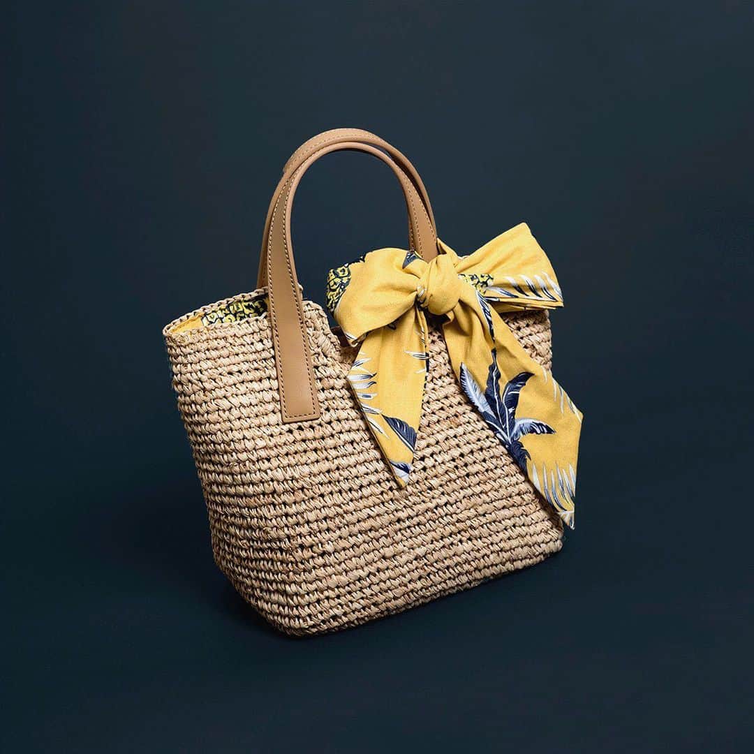 吉祥寺PARCOのインスタグラム：「﻿ ﻿ 夏に向けて涼しげなデザインのカゴバッグを👜﻿﻿ ﻿﻿ ボタニカルなスカーフがアクセントになっていて夏の気分にピッタリですね🌼﻿﻿ ﻿﻿ シンプルなデザインなので色んなコーディネートにマッチしそう🙆‍♀️﻿﻿ ﻿﻿ 内側にもデザインが施されているので、荷物の出し入れも楽しくなっちゃいますね💃﻿﻿ ﻿﻿ 〜〜〜﻿﻿﻿﻿ 掲載アイテムは・・・﻿﻿﻿﻿ ﻿﻿﻿﻿ 1F Samantha Thavasa Petit Choice﻿﻿ （サマンサタバサ プチチョイス）﻿﻿ ﻿﻿﻿﻿ でお買い求め頂けます。﻿﻿﻿﻿ 〜〜〜﻿﻿﻿﻿ ﻿﻿﻿﻿ #吉祥寺 #PARCO #パルコ #吉祥寺巡り #吉祥寺パルコ ﻿ #吉祥寺PARCO #ていねいな暮らし #ていねいな生活 ﻿ #お買い物 #夏 #ショッピング#おしゃれな人と繋がりたい #SamanthaThavasa #SamanthaThavasaPetitChoice ﻿ #サマンサタバサ #サマンサタバサプチチョイス #バッグ」