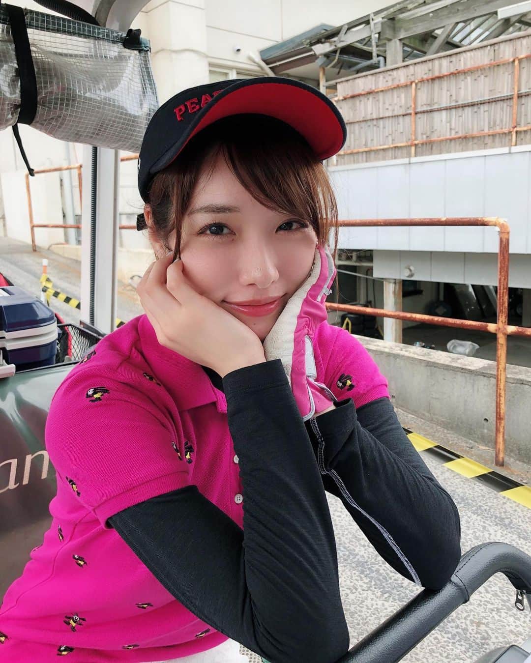 のインスタグラム：「* 久しぶりのゴルフ〜🏌️‍♀️🌹 #ゴルフ女子  #久々のラウンド  #スコアは散々だけど楽しい」