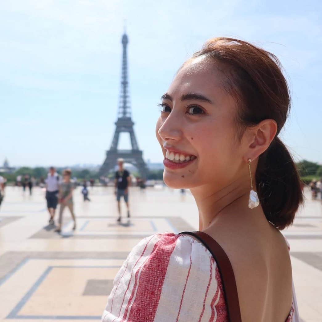 美的 Biteki's official Instagram! さんのインスタグラム写真 - (美的 Biteki's official Instagram! Instagram)「全世界で６秒に１本売れている大人気美容液「ジェニフィック」が、発売１０年を機に大きく進化して登場するという噂をキャッチ！　早速６月２５日@パリ市内で行われた、ランコム　スキンケアシンポジウムに『美的』レギュラーモデルの土屋巴瑞季と参加しました！ ・ シンポジウムではジェニフィック進化のキーワード『スキンマイクロバイオーム』についてのセミナーが行われ、世界のインフルエンサー＆ジャーナリストが大集結。巴瑞季がマレーシアの人気女優 @neelofa さんに話しかけられて緊張する一面も。 ・ ワークショップも行われ、新しいジェニフィックに新配合された成分を顕微鏡で覗いてみたり、実際に新テクスチャーを体験したり。見て触れて、理解を深めるコーナーも盛りだくさんでした。 ・ シンポジウムを経て「ジェニフィック」の進化のすごさに感動！　誰もが肌にもともと持っている菌。その中でも美肌に関連する菌に働きかけることで、バリア機能を強化し、自己修復する力を持つ肌に育ててくれる美容液に生まれ変わりました。  #lancomeskincaresymposium #microbiome　#genifique#loveyourage#ランコム#lancome #ランコムスキンケアシンポジウム#マイクロバイオーム#美肌菌#ジェニフィック#paris #France#パリ#フランス#コスメ#新作コスメ#美容液#美肌#美容#beauty #美的#bitekicom」6月27日 14時59分 - bitekicom