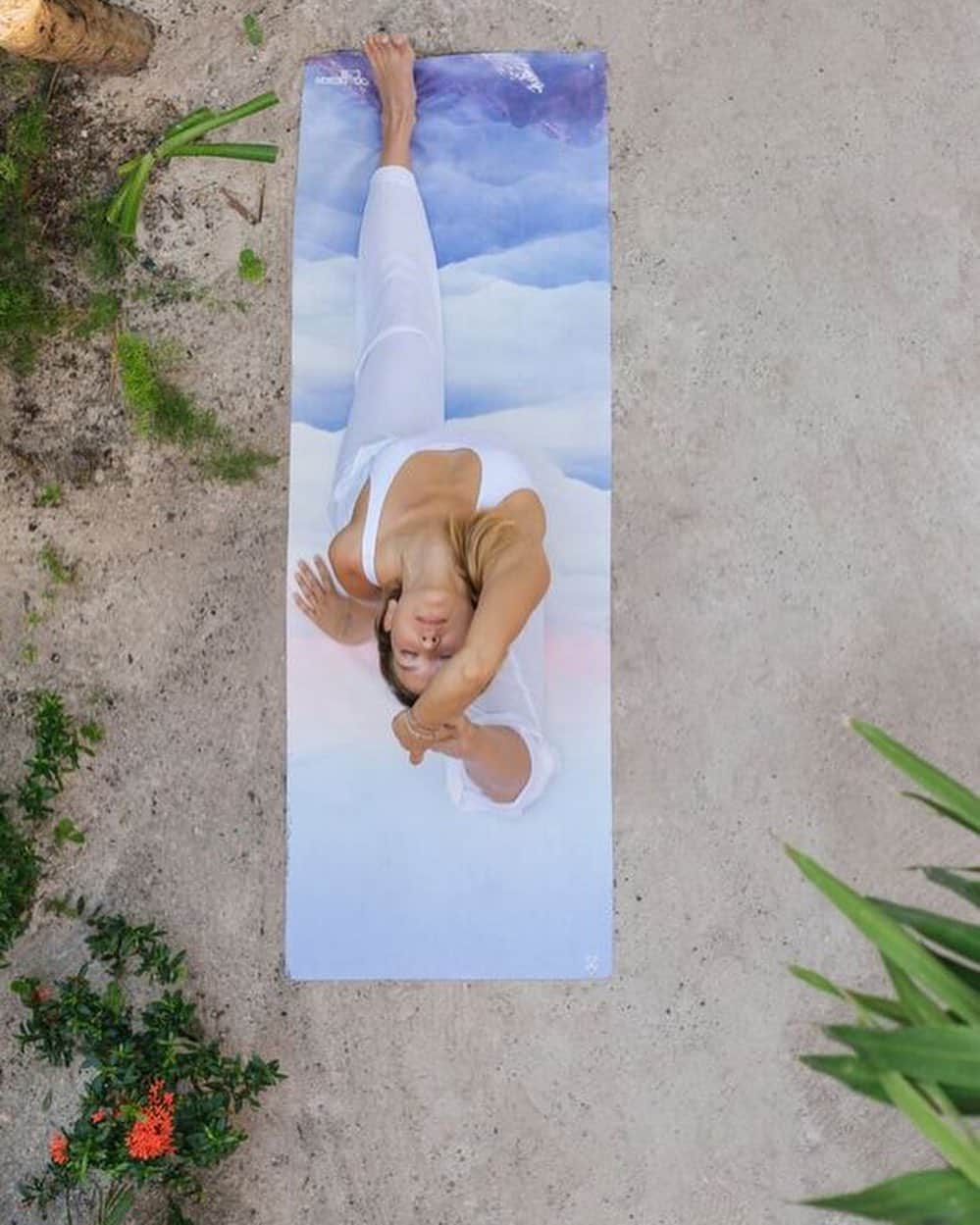 ヨガデザインラボ Yoga Design Labさんのインスタグラム写真 - (ヨガデザインラボ Yoga Design LabInstagram)「美しい風景画を描いた「カイバルヤ」。 天然ゴムとリサイクルペットボトルで作ったヨガマット ♻️ 厚さ3.5mm, 1.5mm, 1mm があります。 . . 📷 @cristoloveanucecilia . . . #yoga #yogadesignlabjapan #yogamat #lifestyle #ヨガ #ヨガマット #ヨガデザインラボ #美 #デザイン #ヨガインストラクター #ヨガスタジオ #ボディメイク」6月27日 15時01分 - yogadesignlabjapan