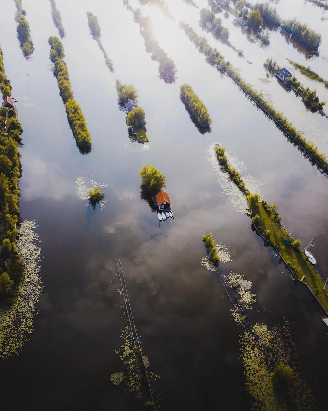 Canon Photographyさんのインスタグラム写真 - (Canon PhotographyInstagram)「The Netherlands from above!🌿 If you need some time to disconnect, this is definitely the place to go! Would you live in this cute little house? 🏡  Photography | @sjoerdbracke  Loosdrechtse Plassen, The Netherlands #utrecht #thenetherlands #canon_photos #cpcollectives」6月27日 15時07分 - cpcollectives