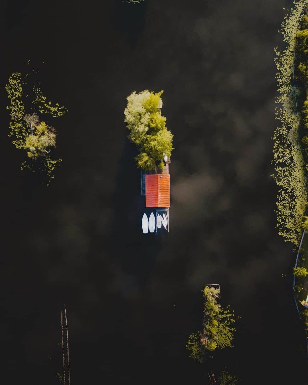 Canon Photographyさんのインスタグラム写真 - (Canon PhotographyInstagram)「The Netherlands from above!🌿 If you need some time to disconnect, this is definitely the place to go! Would you live in this cute little house? 🏡  Photography | @sjoerdbracke  Loosdrechtse Plassen, The Netherlands #utrecht #thenetherlands #canon_photos #cpcollectives」6月27日 15時07分 - cpcollectives