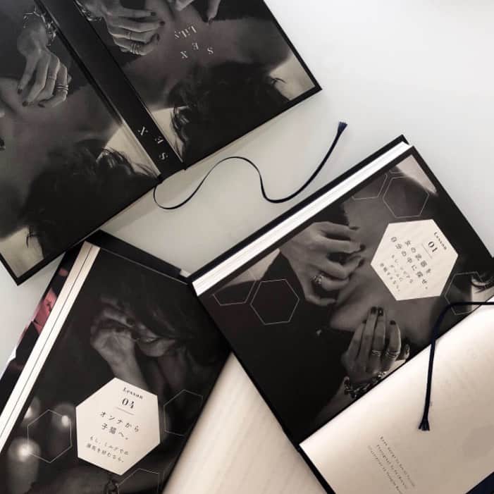 LiLyさんのインスタグラム写真 - (LiLyInstagram)「試し読み→ 明日のサイン会→ コチラから💫  https://www.gentosha.jp/article/13175/  ブックデザイン @kyokofujisaki  最強coolありがとう🌹 写真 @rkrkrk  素敵に撮ってくれて ありがとうRK🌙  #新刊sex ← ハッシュタグ ポスト📮 読みにいきます🌹  #PRにも本気の姿勢w #lilysdiary2019」6月27日 15時08分 - lilylilylilycom