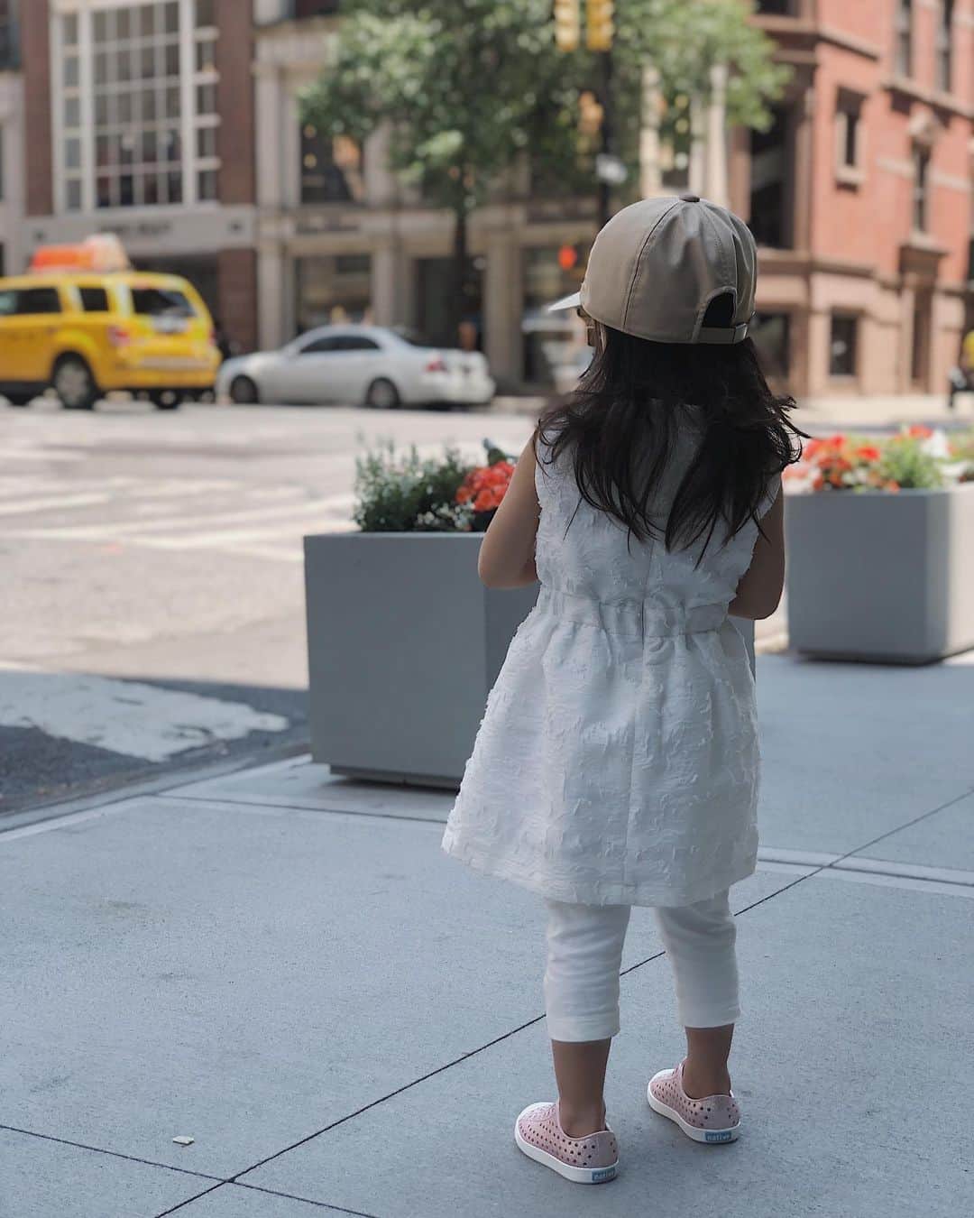 翁安芸さんのインスタグラム写真 - (翁安芸Instagram)「My little uptown girl and her baby💓 🚖🌈🧁🎀💖 #newyork #nyc #uppereastside #ニューヨーク」6月27日 6時15分 - akinyc