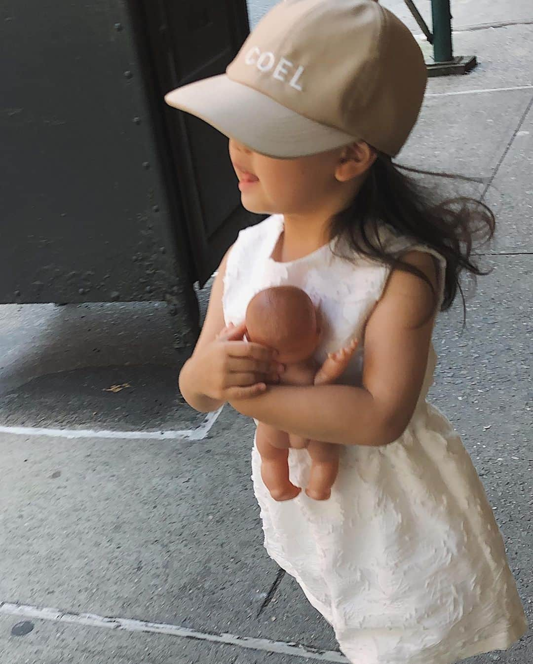 翁安芸さんのインスタグラム写真 - (翁安芸Instagram)「My little uptown girl and her baby💓 🚖🌈🧁🎀💖 #newyork #nyc #uppereastside #ニューヨーク」6月27日 6時15分 - akinyc