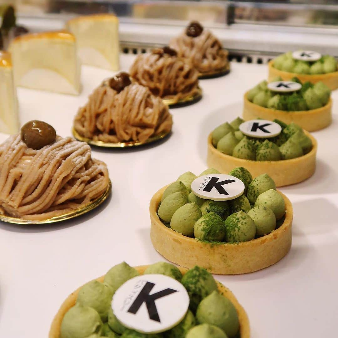 Eat With Steph & Coさんのインスタグラム写真 - (Eat With Steph & CoInstagram)「Matcha tarts, anyone? Or how about the chestnut ones at the back? Perfect looking desserts from @kovapatisserie 💚📷 @verna.banana #matcha #tart #dessert #patisserie #japanese #greentea #treats #yum #lovethis」6月27日 6時16分 - eatwithsteph_ldn