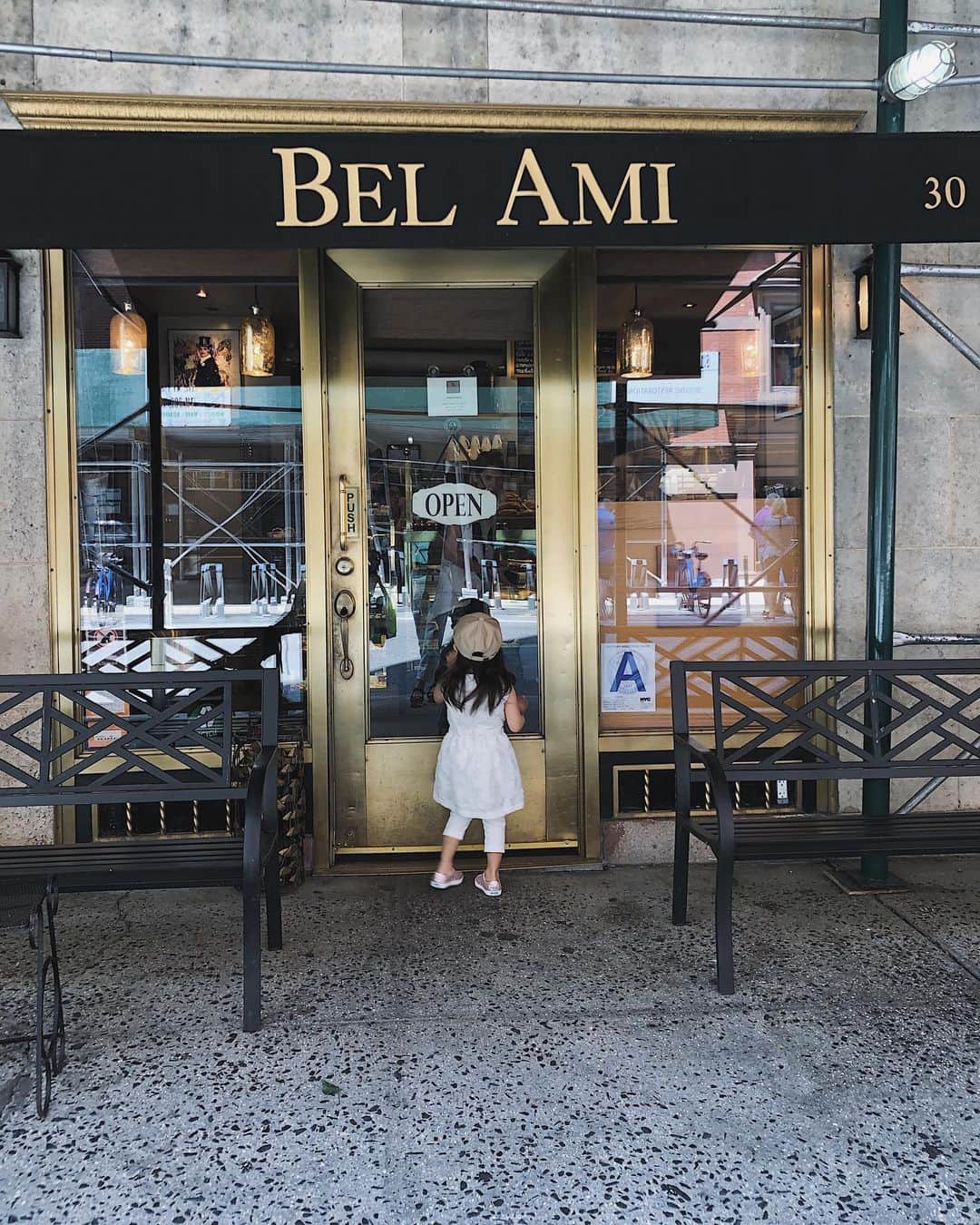 翁安芸さんのインスタグラム写真 - (翁安芸Instagram)「Cute little French Cafe near the central park☕️❤️ セントラルパークへ行く前に立ち寄った可愛いフレンチカフェ❤️ #newyork #nyc #cafe #belamicafe #ニューヨーク」6月27日 6時12分 - akinyc