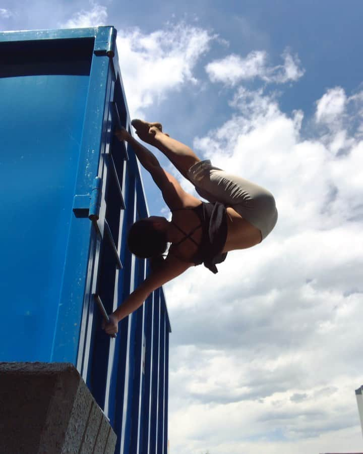 ミーガン・マスカリーナスのインスタグラム：「Outdoor stall bars? ...because normal core workouts are kinda boring :) shhhhh.  I hope you all are having a wonderful Wednesday!! #crosstraining #colorado #studybreak」