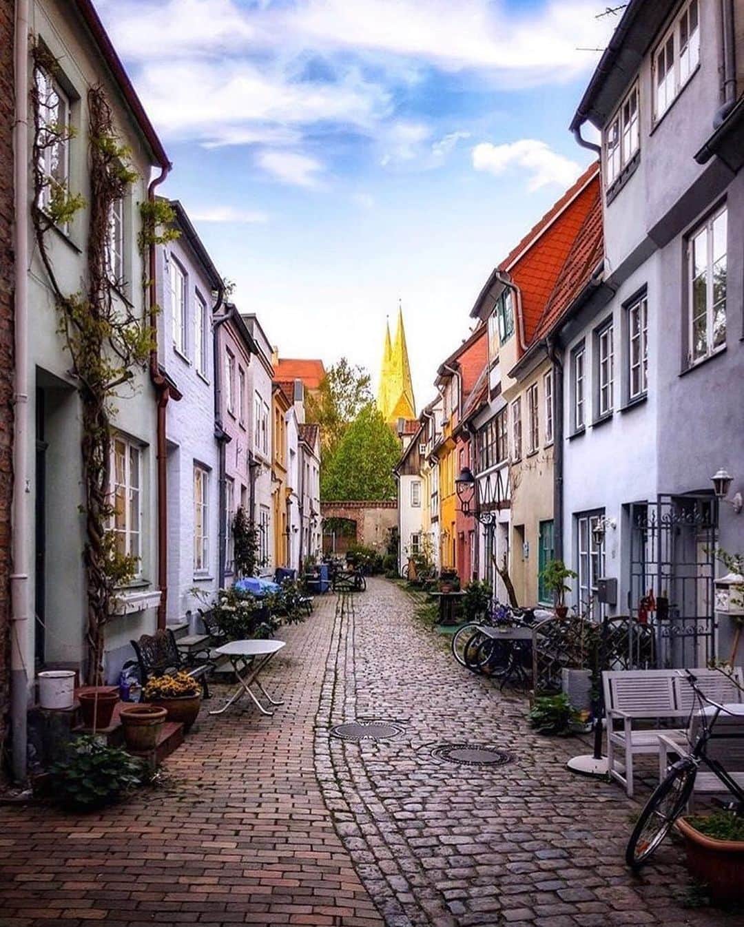 ELLE DECORさんのインスタグラム写真 - (ELLE DECORInstagram)「When a city looks like a painting 😍 #regram 📸: @eskimo #Lübeck #germany🇩🇪」6月27日 6時17分 - elledecor