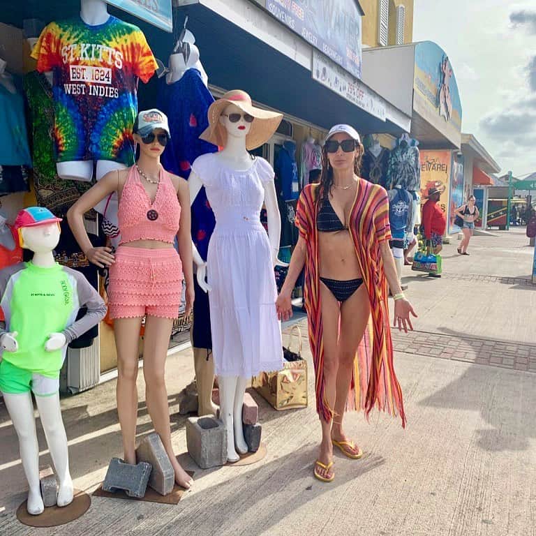 ヘザー・マクドナルドさんのインスタグラム写真 - (ヘザー・マクドナルドInstagram)「Find the mannequin. #puertorico」6月27日 6時23分 - heathermcdonald