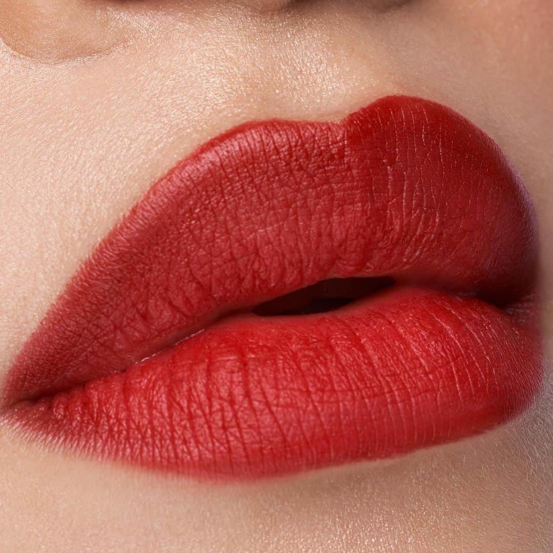 Maybelline New Yorkさんのインスタグラム写真 - (Maybelline New YorkInstagram)「Major power red pout using our #superstayinkcrayon in ‘hustle in heels’! Drop only 💋 if you’re loving this lip!」6月27日 6時26分 - maybelline