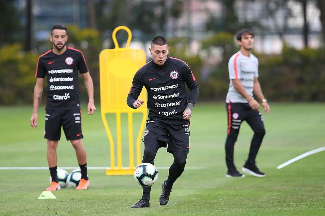 サッカーチリ代表チームさんのインスタグラム写真 - (サッカーチリ代表チームInstagram)「💯 Estamos preparándonos con toda la energía para el duelo ante Colombia por cuartos de final 👍 Así fue la práctica de este miércoles en el CT de Sao Paulo . Más fotos ➡️ anfp.cl 📸 @parrazagal / Comunicaciones @anfpchile . #VamosChile  #copaamerica」6月27日 6時26分 - laroja