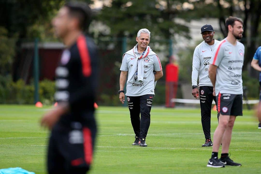 サッカーチリ代表チームさんのインスタグラム写真 - (サッカーチリ代表チームInstagram)「💯 Estamos preparándonos con toda la energía para el duelo ante Colombia por cuartos de final 👍 Así fue la práctica de este miércoles en el CT de Sao Paulo . Más fotos ➡️ anfp.cl 📸 @parrazagal / Comunicaciones @anfpchile . #VamosChile  #copaamerica」6月27日 6時26分 - laroja