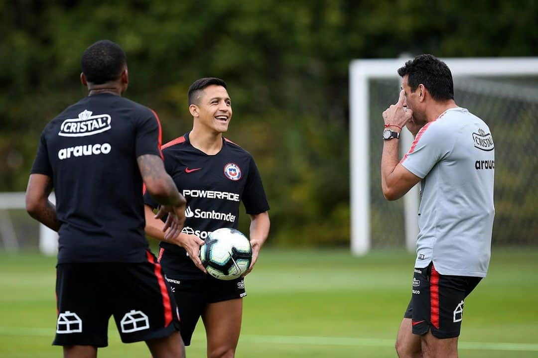 サッカーチリ代表チームさんのインスタグラム写真 - (サッカーチリ代表チームInstagram)「💯 Estamos preparándonos con toda la energía para el duelo ante Colombia por cuartos de final 👍 Así fue la práctica de este miércoles en el CT de Sao Paulo . Más fotos ➡️ anfp.cl 📸 @parrazagal / Comunicaciones @anfpchile . #VamosChile  #copaamerica」6月27日 6時26分 - laroja