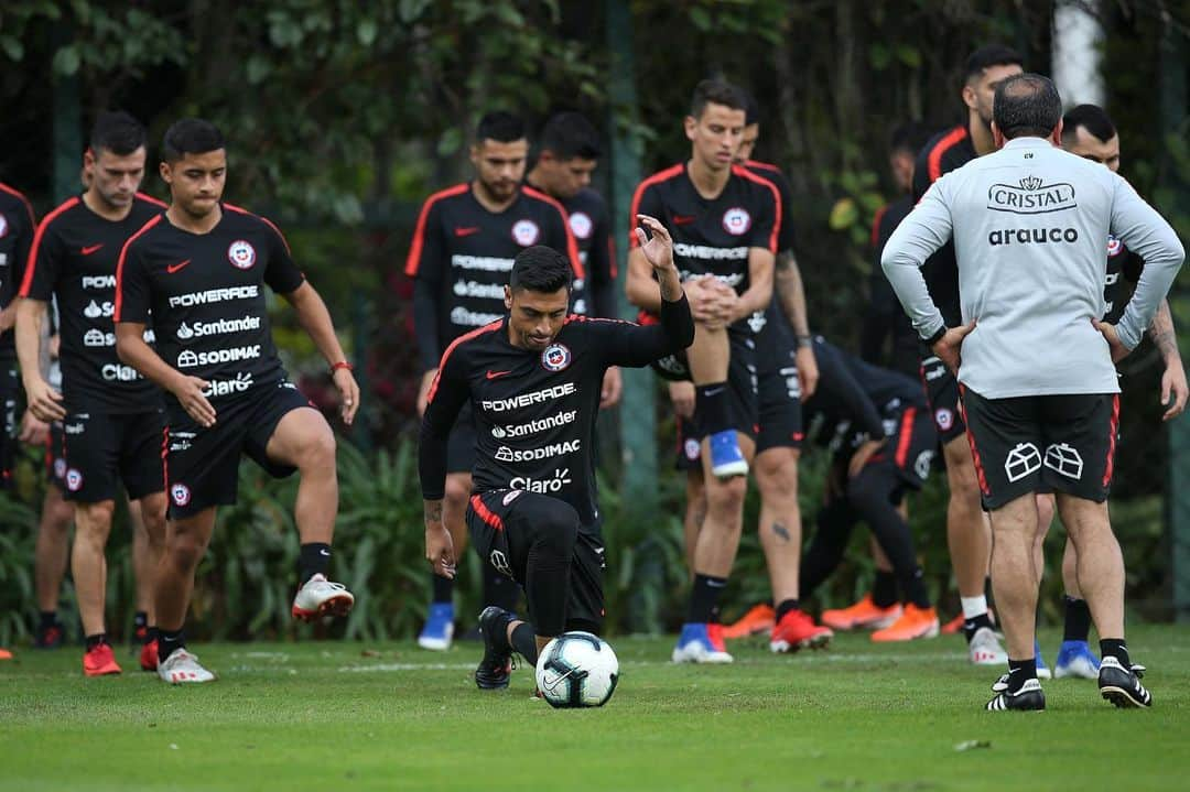 サッカーチリ代表チームさんのインスタグラム写真 - (サッカーチリ代表チームInstagram)「💯 Estamos preparándonos con toda la energía para el duelo ante Colombia por cuartos de final 👍 Así fue la práctica de este miércoles en el CT de Sao Paulo . Más fotos ➡️ anfp.cl 📸 @parrazagal / Comunicaciones @anfpchile . #VamosChile  #copaamerica」6月27日 6時26分 - laroja