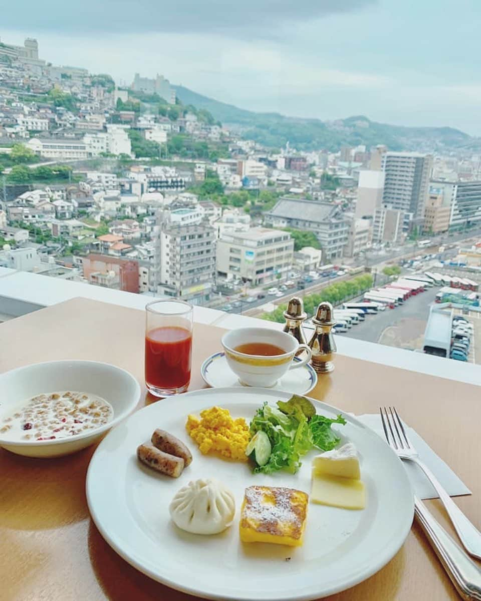 大桃美代子さんのインスタグラム写真 - (大桃美代子Instagram)「長崎は坂の町。  朝食食べてめがね橋まで歩いた。  一山超える坂だった。  人が優しくて、競争より思いやりを感じる。  この街に原爆が落とされたなんて、、、 風化させてはいけない。  優しい長崎にご縁をありがとうございます。  Nagasaki City is a hill town.  People are gentle and gentle.  #여행스타그램 #nagasaki #breakfast #hotellife #長崎#坂の町#潜伏キリシタン#大浦天主堂#メガネ橋#中華街」6月27日 6時29分 - miyoko_omomo