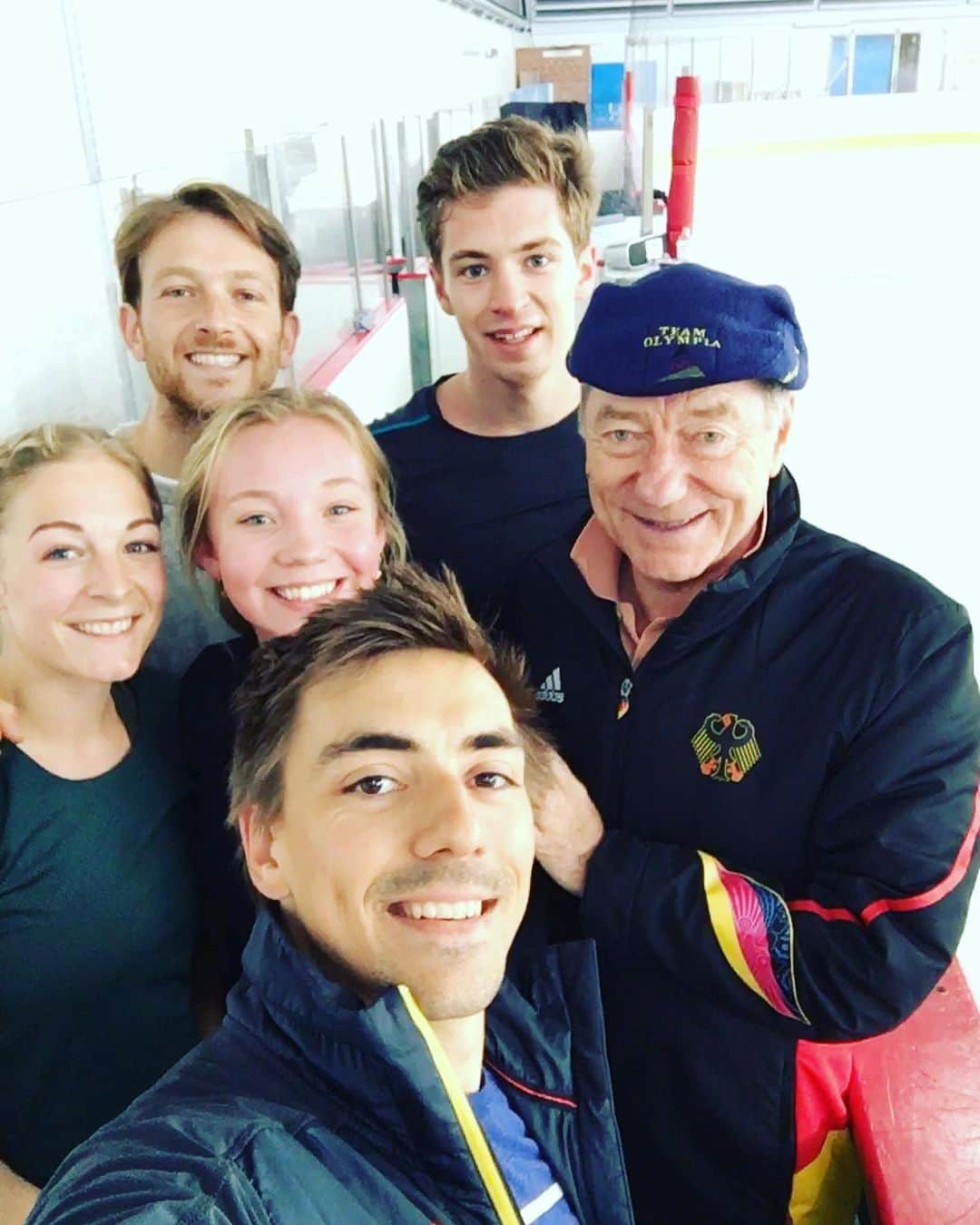 ステファノ・カルーゾのインスタグラム：「Bundestrainer reunion in Berlin. Next life I want to be Martin Skotnicky, one of the best coach, human being and person I’ve ever met! Always a pleasure to be next to you! 🇩🇪⛸🍀 #berlin #icedance #eistanz #deutschland #wirfuerd #bundestrainer #figureskating #coach #teamwork #happylife #happydays #ciaobelli」