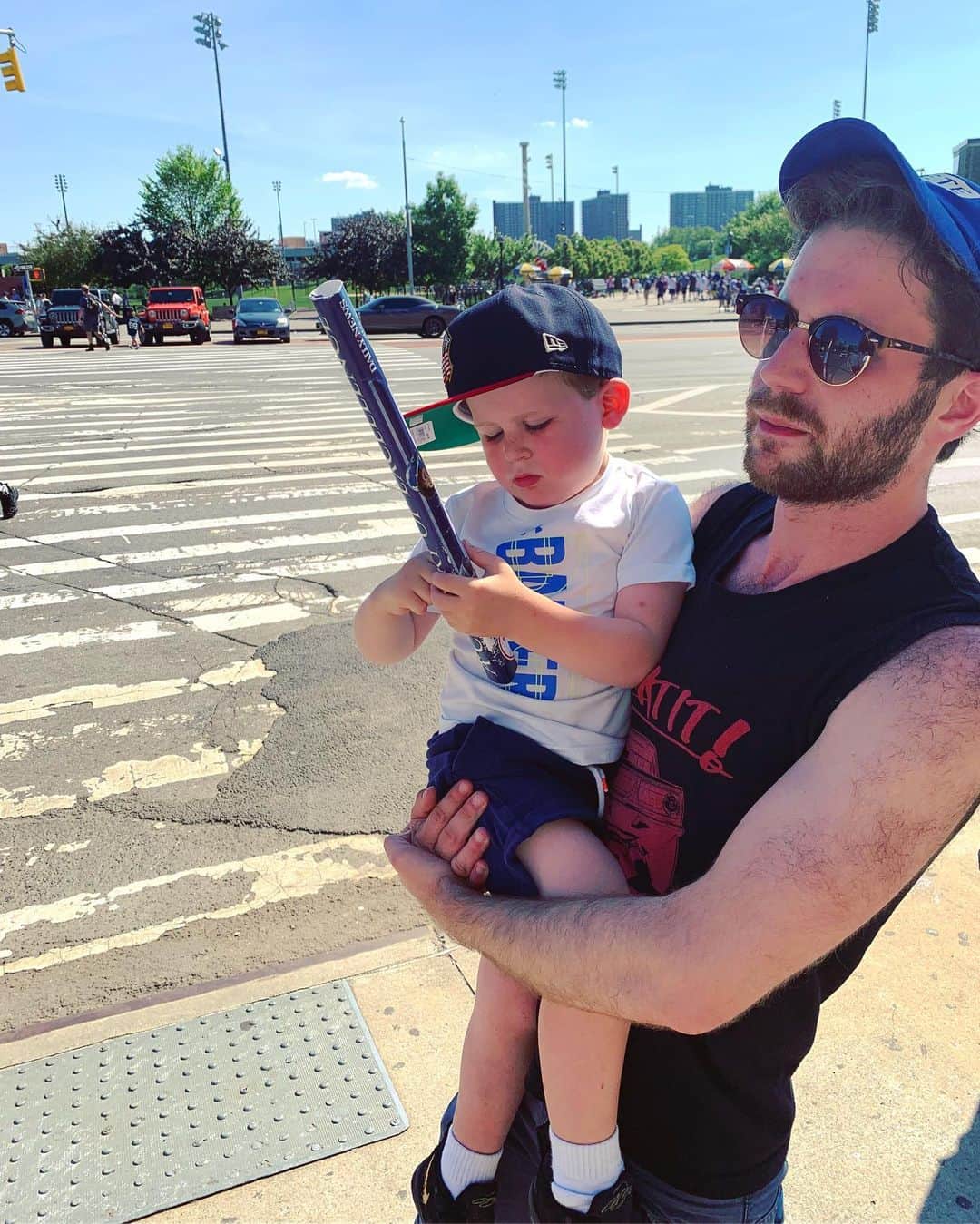 ベン・プラットのインスタグラム：「me & jordy going to a yankees game」