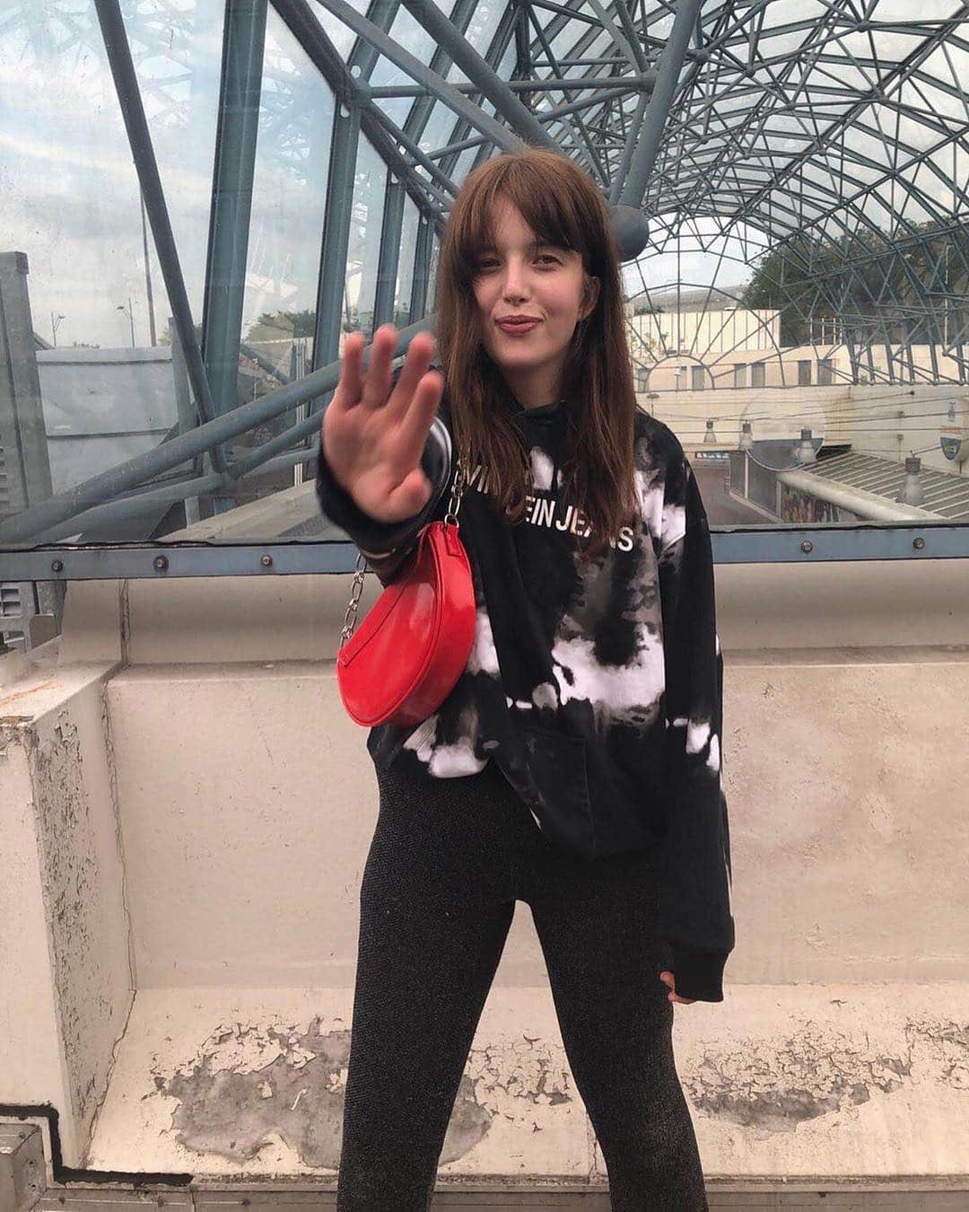 のインスタグラム：「#TFW you’re ready for #festival season 👀 ⠀⠀⠀⠀⠀⠀⠀⠀ @kelseykupper is bringing her #CKFestival style to new heights with our cropped tie dye logo hoodie #STYLEMYCALVINS 📸: @x_elysee ⠀⠀⠀⠀⠀⠀⠀⠀ Tap to shop the #CALVINKLEIN Festival Edit ↑」