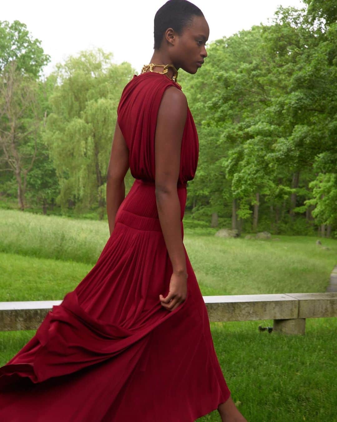 オスカーデラレンタさんのインスタグラム写真 - (オスカーデラレンタInstagram)「A vision in red. The magnetic @Mayowanicholas exudes feminine strength in a pleated dress from our #odlrprespring2020 collection.」6月27日 6時37分 - oscardelarenta