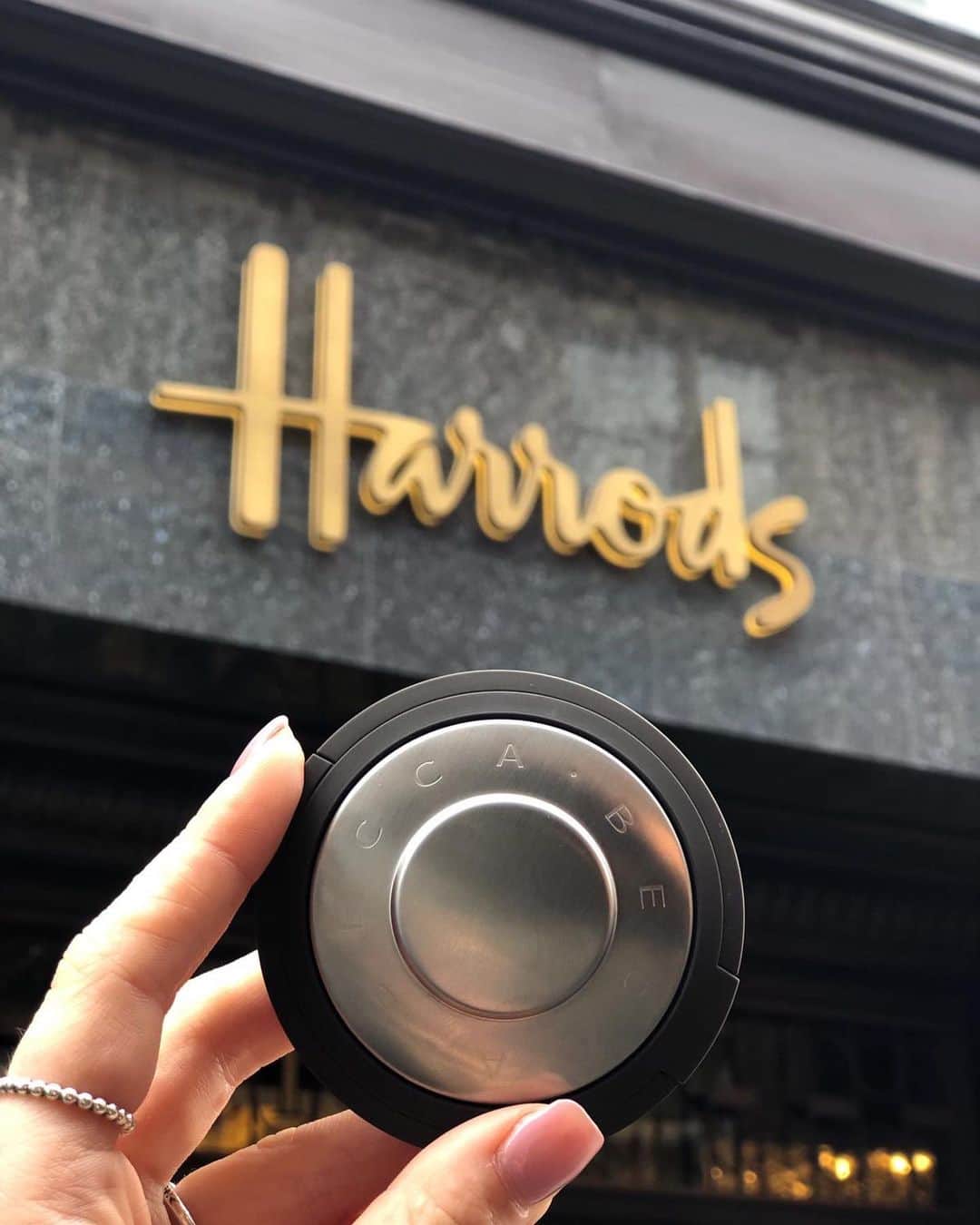 BECCAさんのインスタグラム写真 - (BECCAInstagram)「❗️🇬🇧 You can now get that #BECCAGlow at @HarrodsBeauty! 🇬🇧 Shop our assortment of glow and complexion, online and in stores at @harrods. What essentials are you picking up? ⤵️」6月27日 6時59分 - beccacosmetics