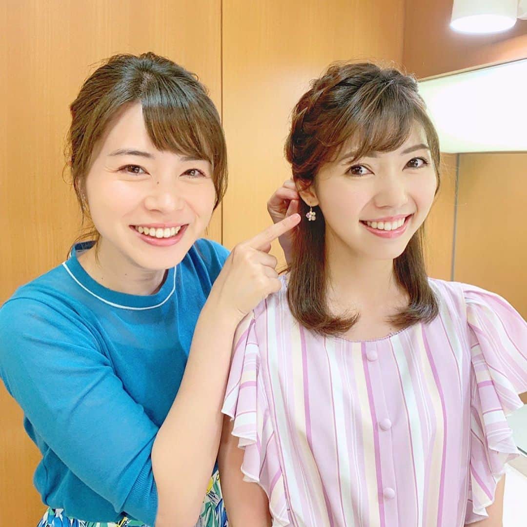 川又智菜美のインスタグラム：「💁‍♀️💓﻿ 今週もはやドキありがとうございました⭐️﻿ ﻿ 今日はポーズに悩み…🤔﻿ お互いのピアスをアピールしてみました💎笑﻿ ﻿ 私の場合、いつもスタイリストさんが﻿ その日の衣装に合わせたピアスを﻿ いれてくださっていて…ありがたいです😌🙏﻿ ﻿ 皆川さんの今日のピアスも揺れる感じが﻿ とっても素敵だったなぁ💕﻿ ﻿ #tbs #はやドキ #アナウンサー #皆川玲奈 アナ﻿﻿﻿﻿ #セントフォース #川又智菜美 #オフショット﻿﻿﻿﻿ #衣装 #ピアス #アクセサリー #今日の一枚﻿ 皆川さんの#ドヤ顔 かわいい😍笑﻿ #今週もありがとうございました」