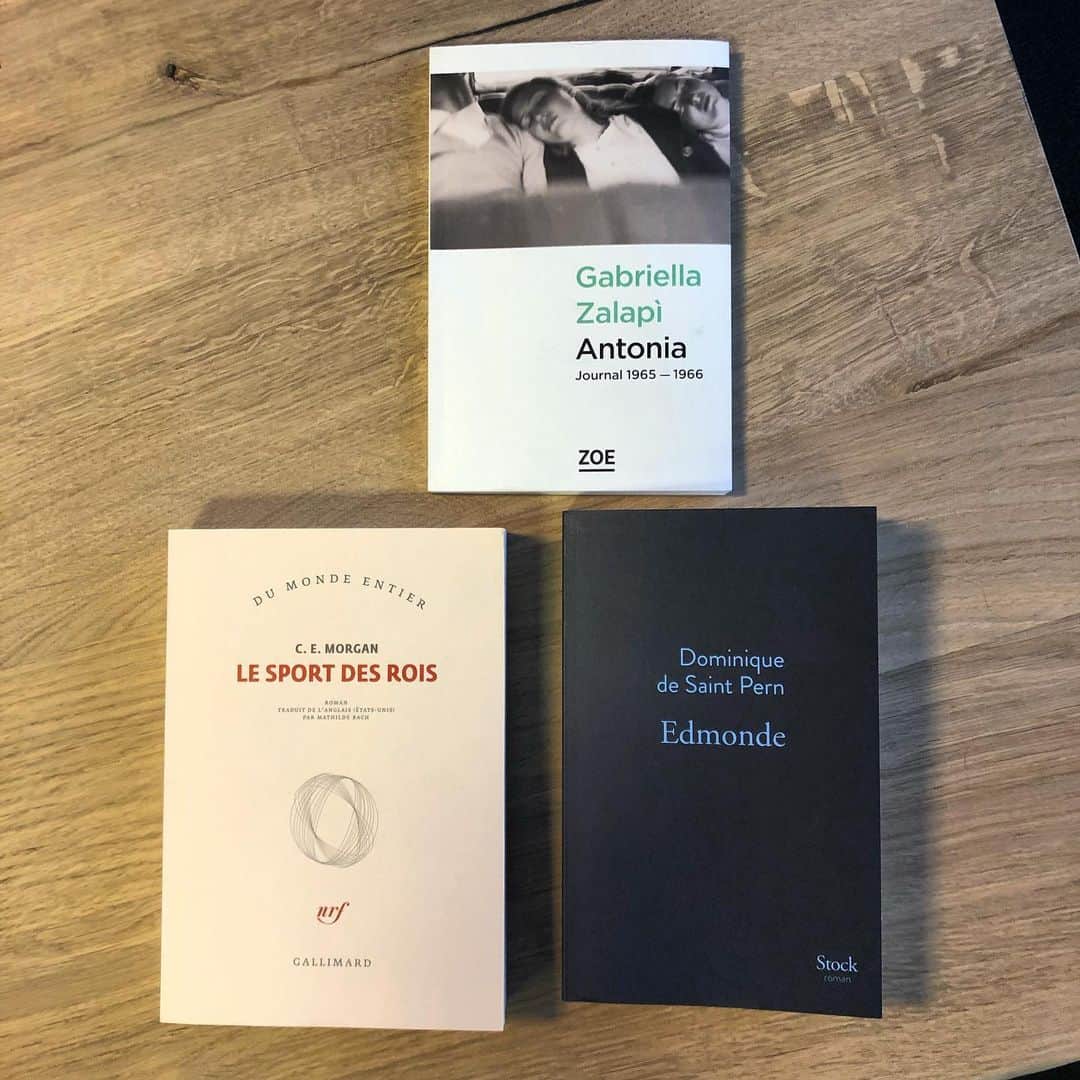 カロリーヌ・ド・メグレのインスタグラム：「#Grandprixdelheroine 👏👏 @madamefigarofr Bonheur de découvrir tous ces romans en faisant partie du jury, et particulièrement ces trois livres, gagnants de la session 2019. // Meilleur Roman: Antonia, Journal 1965-1966, de Gabriella Zalapi // Meilleur Roman Étranger: Le Sport des rois, de C.E. Morgan // Meilleure Biographie: Edmonde, de Dominique de Saint-Pern. Emportez-les en vacances, ils sont merveilleux! 🏄🏼‍♀️🧗🏻‍♀️🏊🏻‍♀️ Merci @anneflorenceschmitt  @jeansebstehli #bernardbabkine」