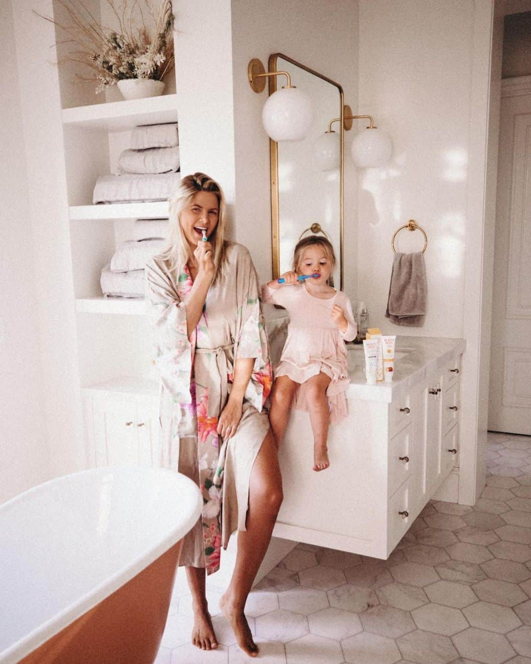 Amber Fillerup Clarkさんのインスタグラム写真 - (Amber Fillerup ClarkInstagram)「So fun having a mini that follows me everywhere and does everything I do - especially brushing teeth! We were so excited when we heard @burtsbees launched its their own toothpaste line for kids and adults since as we have been huge fans of the brand for years and years! The line has really fresh flavors, with fluoride and fluoride-free options, that taste good and keep our breath clean and fresh! #BurtsBeesToothpaste #AvailableAtTarget #Ad」6月27日 7時17分 - amberfillerup