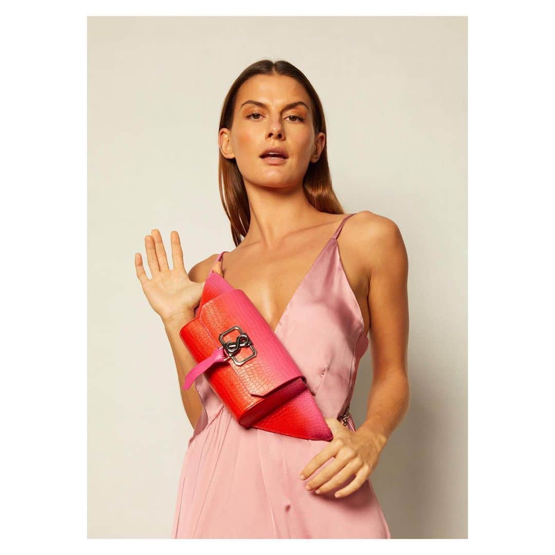 Schutzのインスタグラム：「READY TO PARTY 🖤 #schutzhandbags #schutzresort」