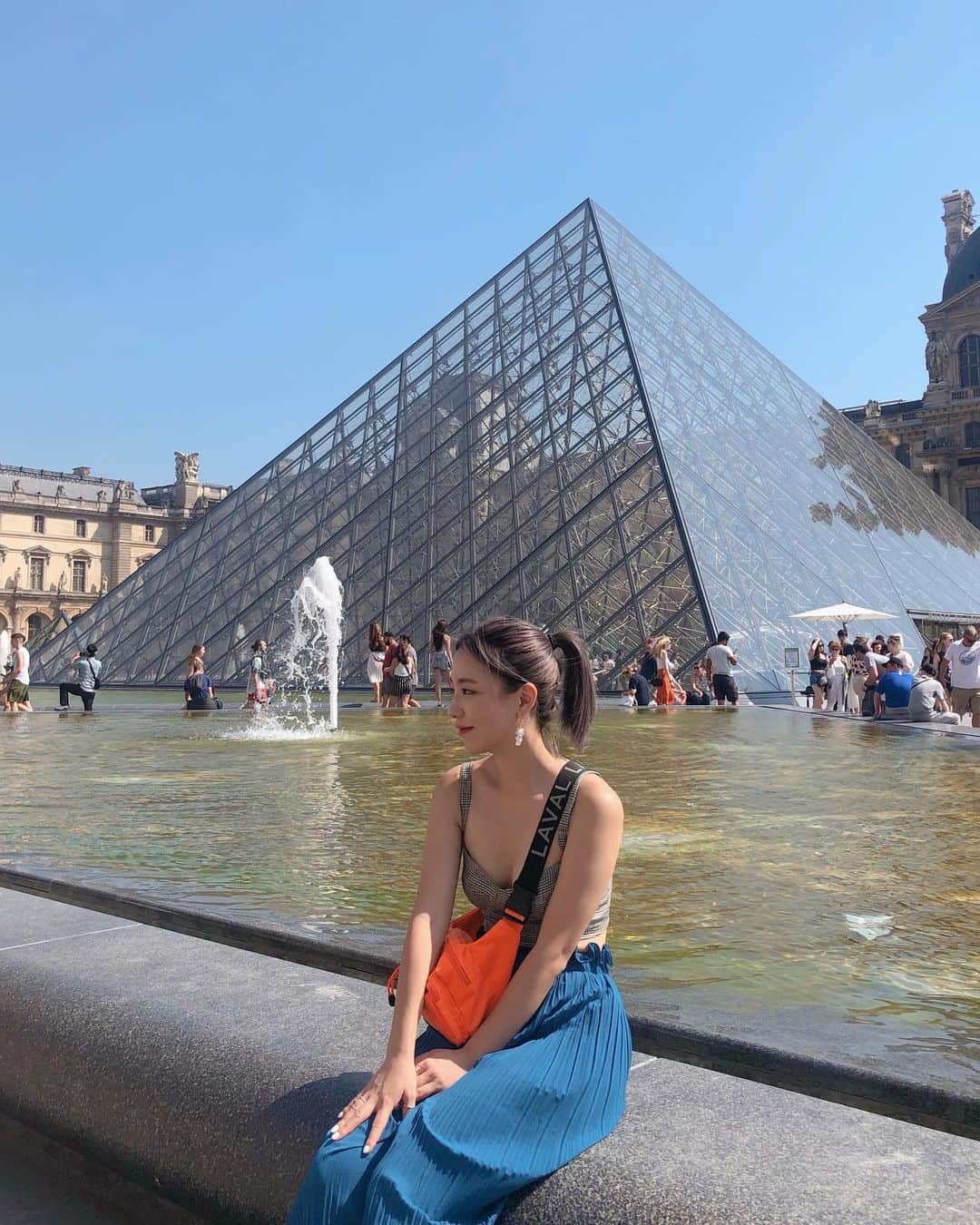 ジンジョー・リーのインスタグラム：「모나리자 언니한테 인사하고 옴 ㅎㅎ 🖼🗿🎨」