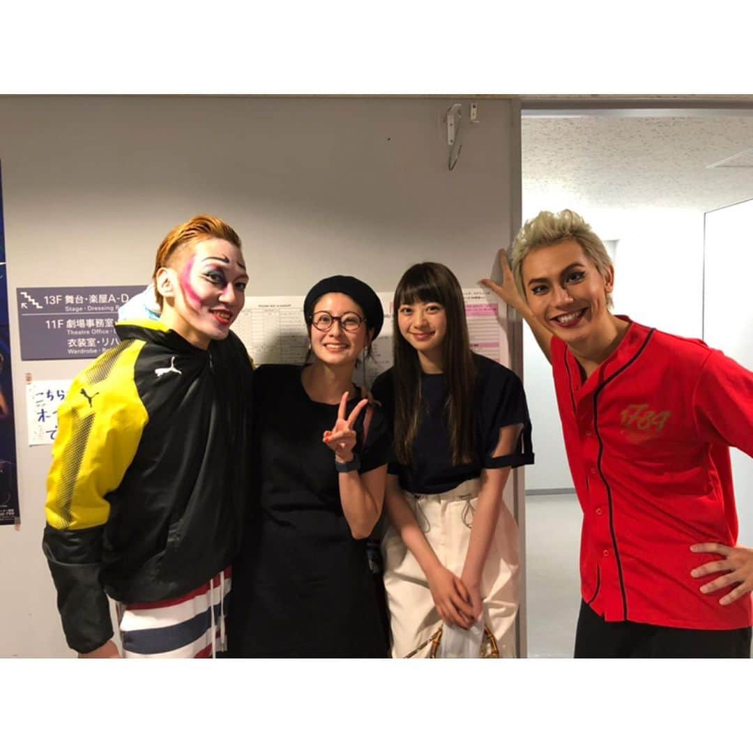 岡田亮輔さんのインスタグラム写真 - (岡田亮輔Instagram)「👑PIPPIN🎪 3週目を無事に終える事が出来ました✨ 毎公演緊張と興奮が入り混じるステージ❗️そして終わった後の達成感❗️ 毎日生きている事を実感させてくれるPIPPIN❗️ 👏👏👏最高です👏👏👏 連日沢山の方々に観劇して頂きました👌😊 玉置成実ちゃん いつもと変わらず綺麗で明るい成実ちゃん✨沢山元気貰いました😆  大和田美帆ちゃん お互い初舞台からの知り合い😊久々に会えて嬉しかった👍テンション高めな美帆ちゃん（笑）  三宅克典さん かつさん❗️❗️ウィキッドからずっとお世話になっているかつさん✨👏✨大好きです❗️❗️ 大塚ちひろちゃん 山下リオさん 兄弟で観劇してくれました✨久々に会えて話せて嬉しかったよ😊  原田薫さん いつもながら本当に素敵な原田薫さん😂尊敬と憧れです❗️❗️ご一緒出来るように頑張ります💪  荒川ちひろさん ロミジュリの時からお世話になってます😆オーブ懐かしくて笑いましたね（笑）ありがとうございます✨  藤倉梓さん 相澤祥子さん チャンピオン〜✨藤倉さん✨PIPPIN観てもらえて本当に嬉しかったです❗️❗️ ゴリはいつも通りゴリでした（笑）落ち着く存在でした✨👍👍thank you✨  今日は東京最後のOFF❗️❗️ ゆっくり休んでラスト4回公演を楽しみます✨  #玉置成実 #大和田美帆 #三宅克典 #大塚ちひろ #山下リオ #原田薫 #藤倉梓 #相澤祥子 #加藤潤一 #pippin #最高」6月27日 7時22分 - ryosuke.okada0216