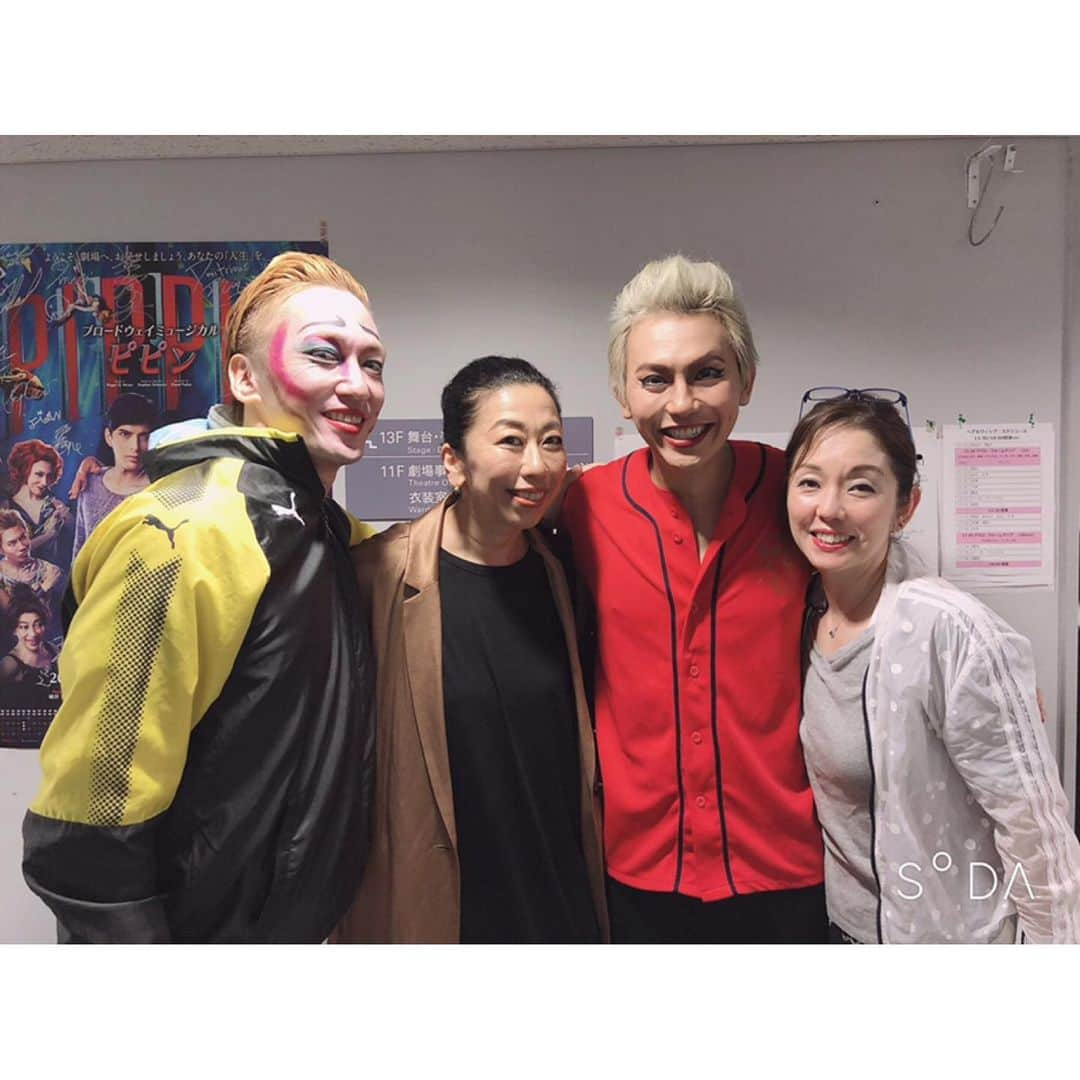 岡田亮輔さんのインスタグラム写真 - (岡田亮輔Instagram)「👑PIPPIN🎪 3週目を無事に終える事が出来ました✨ 毎公演緊張と興奮が入り混じるステージ❗️そして終わった後の達成感❗️ 毎日生きている事を実感させてくれるPIPPIN❗️ 👏👏👏最高です👏👏👏 連日沢山の方々に観劇して頂きました👌😊 玉置成実ちゃん いつもと変わらず綺麗で明るい成実ちゃん✨沢山元気貰いました😆  大和田美帆ちゃん お互い初舞台からの知り合い😊久々に会えて嬉しかった👍テンション高めな美帆ちゃん（笑）  三宅克典さん かつさん❗️❗️ウィキッドからずっとお世話になっているかつさん✨👏✨大好きです❗️❗️ 大塚ちひろちゃん 山下リオさん 兄弟で観劇してくれました✨久々に会えて話せて嬉しかったよ😊  原田薫さん いつもながら本当に素敵な原田薫さん😂尊敬と憧れです❗️❗️ご一緒出来るように頑張ります💪  荒川ちひろさん ロミジュリの時からお世話になってます😆オーブ懐かしくて笑いましたね（笑）ありがとうございます✨  藤倉梓さん 相澤祥子さん チャンピオン〜✨藤倉さん✨PIPPIN観てもらえて本当に嬉しかったです❗️❗️ ゴリはいつも通りゴリでした（笑）落ち着く存在でした✨👍👍thank you✨  今日は東京最後のOFF❗️❗️ ゆっくり休んでラスト4回公演を楽しみます✨  #玉置成実 #大和田美帆 #三宅克典 #大塚ちひろ #山下リオ #原田薫 #藤倉梓 #相澤祥子 #加藤潤一 #pippin #最高」6月27日 7時22分 - ryosuke.okada0216