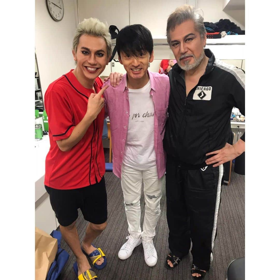 岡田亮輔さんのインスタグラム写真 - (岡田亮輔Instagram)「👑PIPPIN🎪 3週目を無事に終える事が出来ました✨ 毎公演緊張と興奮が入り混じるステージ❗️そして終わった後の達成感❗️ 毎日生きている事を実感させてくれるPIPPIN❗️ 👏👏👏最高です👏👏👏 連日沢山の方々に観劇して頂きました👌😊 玉置成実ちゃん いつもと変わらず綺麗で明るい成実ちゃん✨沢山元気貰いました😆  大和田美帆ちゃん お互い初舞台からの知り合い😊久々に会えて嬉しかった👍テンション高めな美帆ちゃん（笑）  三宅克典さん かつさん❗️❗️ウィキッドからずっとお世話になっているかつさん✨👏✨大好きです❗️❗️ 大塚ちひろちゃん 山下リオさん 兄弟で観劇してくれました✨久々に会えて話せて嬉しかったよ😊  原田薫さん いつもながら本当に素敵な原田薫さん😂尊敬と憧れです❗️❗️ご一緒出来るように頑張ります💪  荒川ちひろさん ロミジュリの時からお世話になってます😆オーブ懐かしくて笑いましたね（笑）ありがとうございます✨  藤倉梓さん 相澤祥子さん チャンピオン〜✨藤倉さん✨PIPPIN観てもらえて本当に嬉しかったです❗️❗️ ゴリはいつも通りゴリでした（笑）落ち着く存在でした✨👍👍thank you✨  今日は東京最後のOFF❗️❗️ ゆっくり休んでラスト4回公演を楽しみます✨  #玉置成実 #大和田美帆 #三宅克典 #大塚ちひろ #山下リオ #原田薫 #藤倉梓 #相澤祥子 #加藤潤一 #pippin #最高」6月27日 7時22分 - ryosuke.okada0216