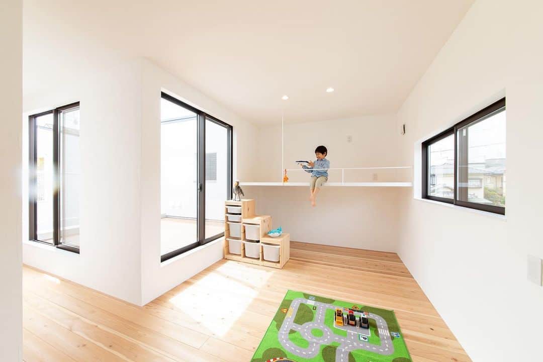 ソラマド香川のインスタグラム：「ウッドデッキに面した子供部屋。 明るく、広々としているので使い方の幅が広がります。 ・ ・ ・ --★--------------------------------★-- 「ソラマドの家」資料請求はこちら →@request.soramadokagawa 「ソラマドの家」施工例はこちら →@soramado_kagawa --★--------------------------------★-- ・ ・ #soramado #ソラマド #ソラマドの家 #ソラマドキッチン #インテリア #マイホーム #モデルハウス #家づくり #リフォーム #中庭のある家 #中庭 #設計 #設計事務所 #注文住宅 #施工事例 #自然素材 #住まい #平屋 #平屋暮らし #木の家 #おしゃれな家 #暮らし #漆喰 #螺旋階段 #香川の家 #宇多津町 #センコー産業 #ソラマド香川 #香川県工務店 #香川工務店」