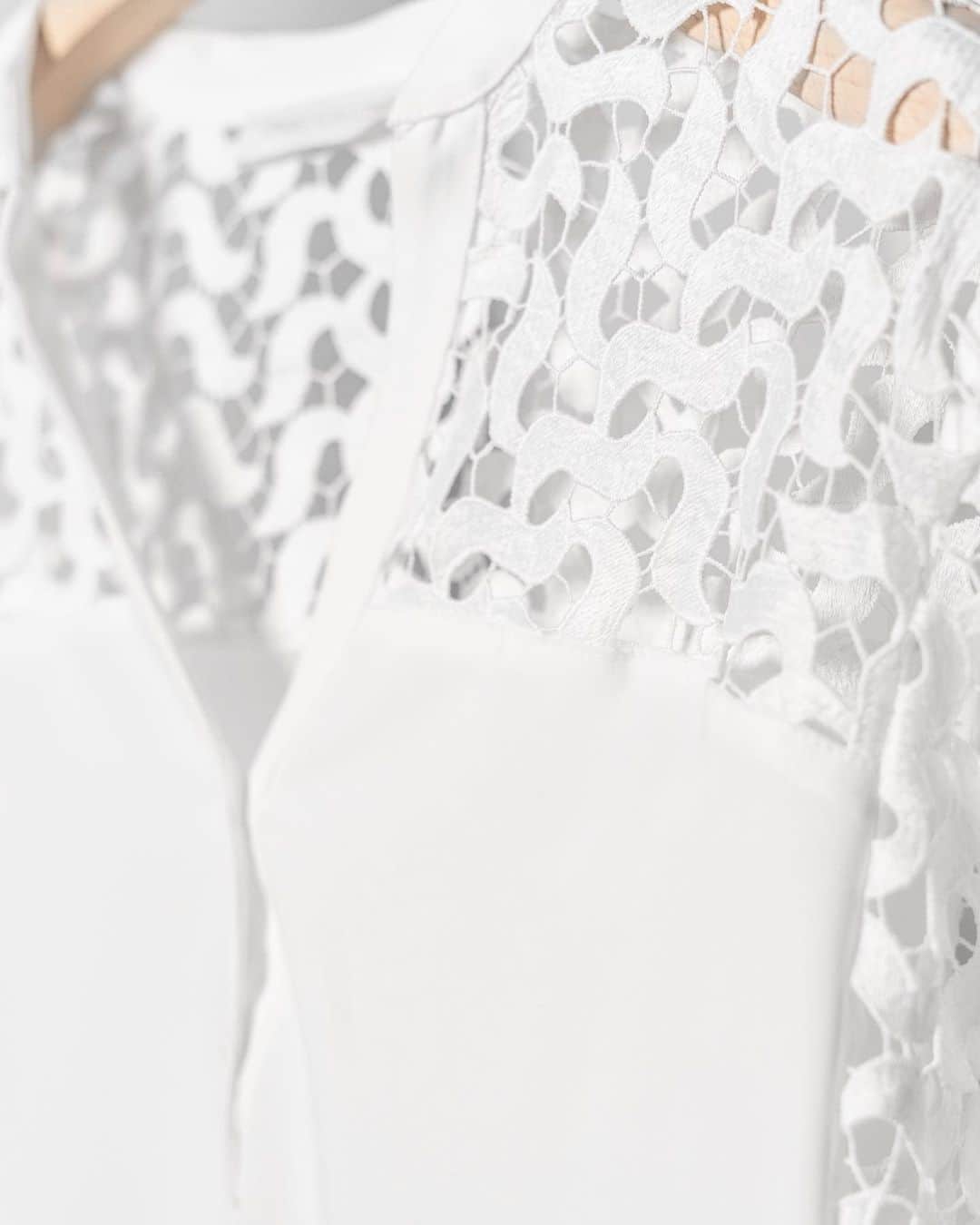 アンフォンテーヌさんのインスタグラム写真 - (アンフォンテーヌInstagram)「#WhiteShirtWednesday | Delicacy and Detail, these elements are balanced perfectly with our PHILANA crepe blouse - enhanced with embroidered lace that continues onto the bell sleeves.」6月27日 7時38分 - annefontaine
