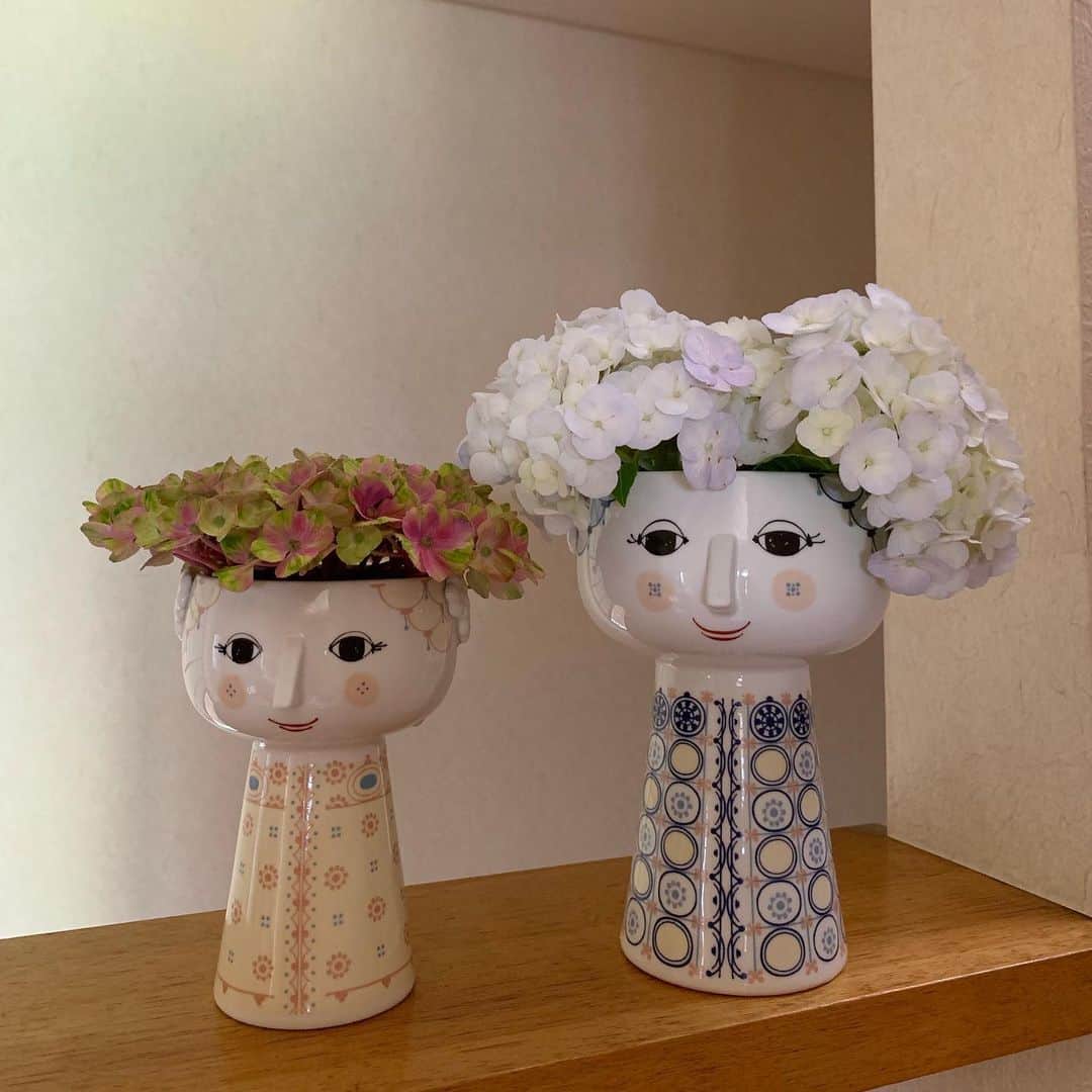 石田ひかりさんのインスタグラム写真 - (石田ひかりInstagram)「おたんぢょうびにいただいた花瓶です😍 とってもとってもお気に入り☺️ 場所を変え、お花を変え、向きを変え まいにちまいにち たのしんでおります☺️☺️☺️ #ありがとうはるみちゃん #お庭のアジサイ #めっちゃかわええ #ビヨン・ヴィンブラッド #共に白髪が生えるまで」6月27日 7時39分 - hikaringo0525