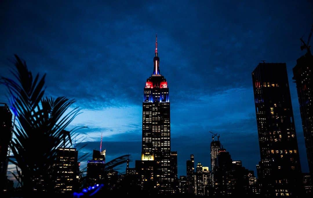 トム・ホランドさんのインスタグラム写真 - (トム・ホランドInstagram)「Words can’t describe how amazing this day was. Thank you @empirestatebldg for allowing us to introduce the @thebrotherstrust. My absolute heartfelt thanks.」6月27日 7時41分 - tomholland2013