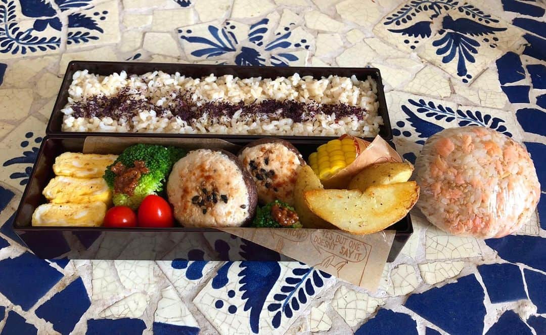 遠山景織子さんのインスタグラム写真 - (遠山景織子Instagram)「おはようございます( ¨̮ )今日はしいたけ肉詰めのお弁当。傘が深めのしいたけの時は肉詰めに。 . 新じゃがは皮付きのままレンチンしておいてからフライドポテトに。トウモロコシを添えてお酢和えの鮭おにぎりを添えてお弁当です。 #息子のお弁当  #しいたけ肉詰め #醤油麹  #黒胡麻#白胡麻 #アミエビ入り卵焼き  #アイコトマト  #トウモロコシ  #フライドポテト #新じゃが  #皮付き #鮭おにぎり  #お酢和え #傷み防止  #常備菜#前夜支度 #時短弁当 #時短弁当作り  #毎日のお弁当  #明日のお弁当 #遠山景織子」6月27日 7時49分 - kyooko.9.tooyama