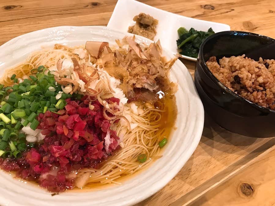 西谷綾子のインスタグラム：「✴︎ 想定外の組み合わせにびっくり&面白いっ‼︎😂😂 こんなに細いのにコシが強いっ‼︎ なのに歯を当てるとスパッと噛み切れ😳 矛盾しているようですが繊細な軟らかさも併せもつ😍 ・ 梅、ネギ、鰹節、大根、それぞれの味がケンカすることなく、絶妙なバランスを保ちながらのどごしツルっと😋 味わい深い出汁と上手く絡み合い美味しい😍👍 ・ 詳しくは日刊ゲンダイ 「カラダを変える！健康レストラン🍽😋」 ・ 今週末の6/29(土)30(日)のイベントについて☺️🏃‍♀️ 週末、雨が予想されるため‥☔️ 雨の場合は近隣体育館で開催が決まりました‼︎🤗 雨の場合でもまずはご案内しています会場に気を付けてお越しください📢✨😉 ・ #そうめん屋はやし #大井町 #そうめん #揖保乃糸 #ひね物 #熟成麺 #美味しい #寝かせ玄米 #玄米 #食 #健康 #美 #オススメ #ランチ」