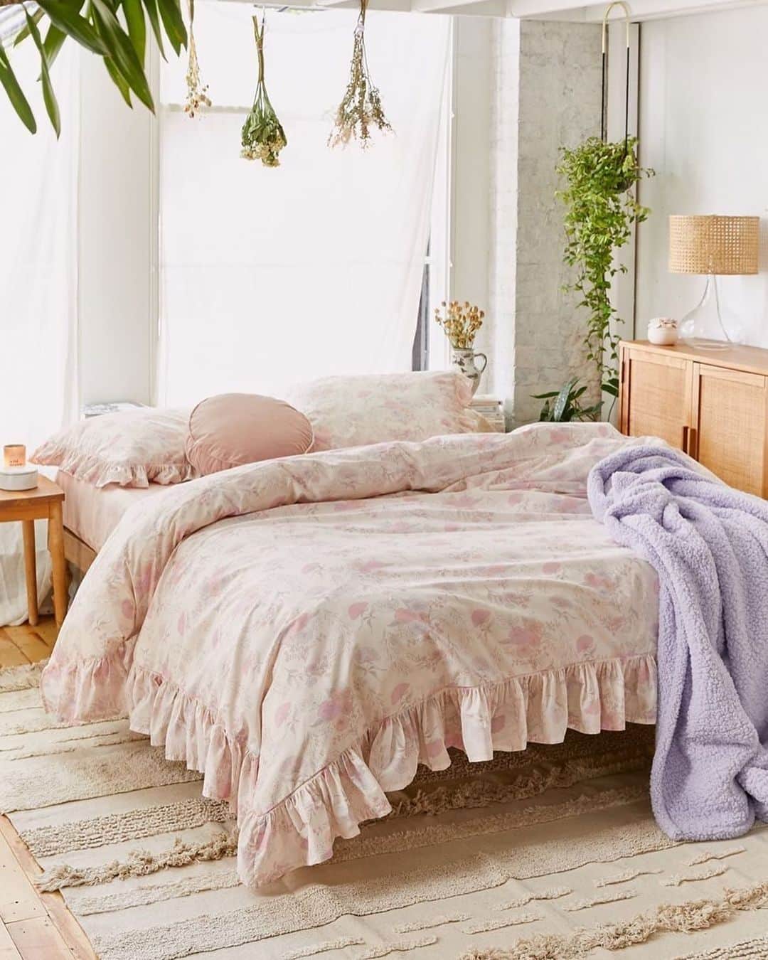 のインスタグラム：「V ruffly. V soft. The Marisa Duvet cover is online now for those of you who love year-round florals. #UOHome @UrbanOutfittersHome」