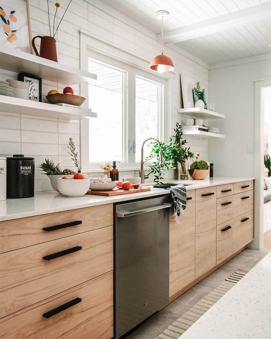 west elmさんのインスタグラム写真 - (west elmInstagram)「This galley kitchen at the #MidwestMalibuCottage gets a modern makeover fit for the 21st century. 💥 See the full space with link in bio. ☝️ For material sources (including @rejuvenation) head to @kielaaron's Instagram!  #kitchenrenovation #renovationdiary #houseflip #milwaukee #WI #kitchenmakeover」6月27日 7時57分 - westelm