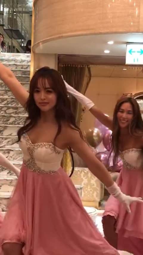 のインスタグラム：「𝓡𝓾𝓶𝓲  モデル15周年Partyにて💓  質問機能で 「私がDVDで、踊ってきた曲の中で好きな曲は？ 」 で集まった人気曲18曲で作ったスペシャルメドレー♡！！ 過去一長い7分の超大作となりました！！✨✨ パラパラを知らない世代の子にも興味を持ってもらえたら嬉しいなぁ♡」