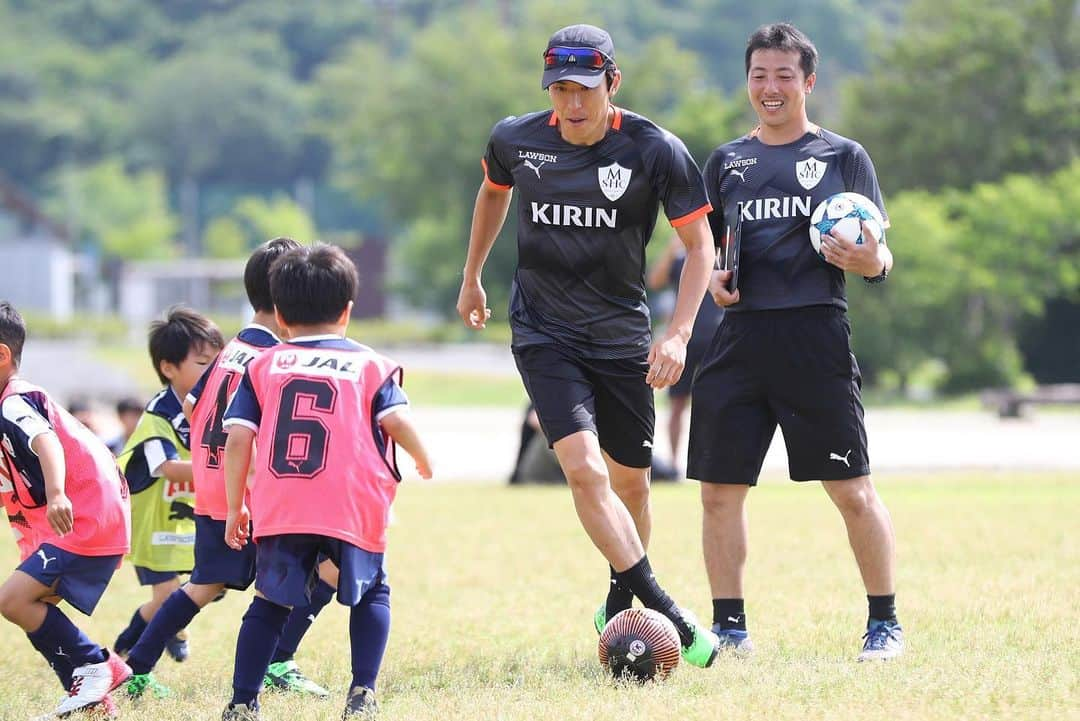 長谷部誠さんのインスタグラム写真 - (長谷部誠Instagram)「*** MAKOTO HASEBE SPORTS CLUB ⚽️ #mhsc  #kirin  #キリン #lawson  #ローソン #jal #puma  #プーマ  #クラブ生と #今年もガチンコサッカー #僕が一番楽しそう  #会う度に感じる #子どもたちの成長 #サッカーが上手くなるだけでなく #人間力を高めて欲しい #子どもたちの未来に期待するだけでなく #可能性を広げてあげたい」6月27日 8時17分 - makoto_hasebe_official