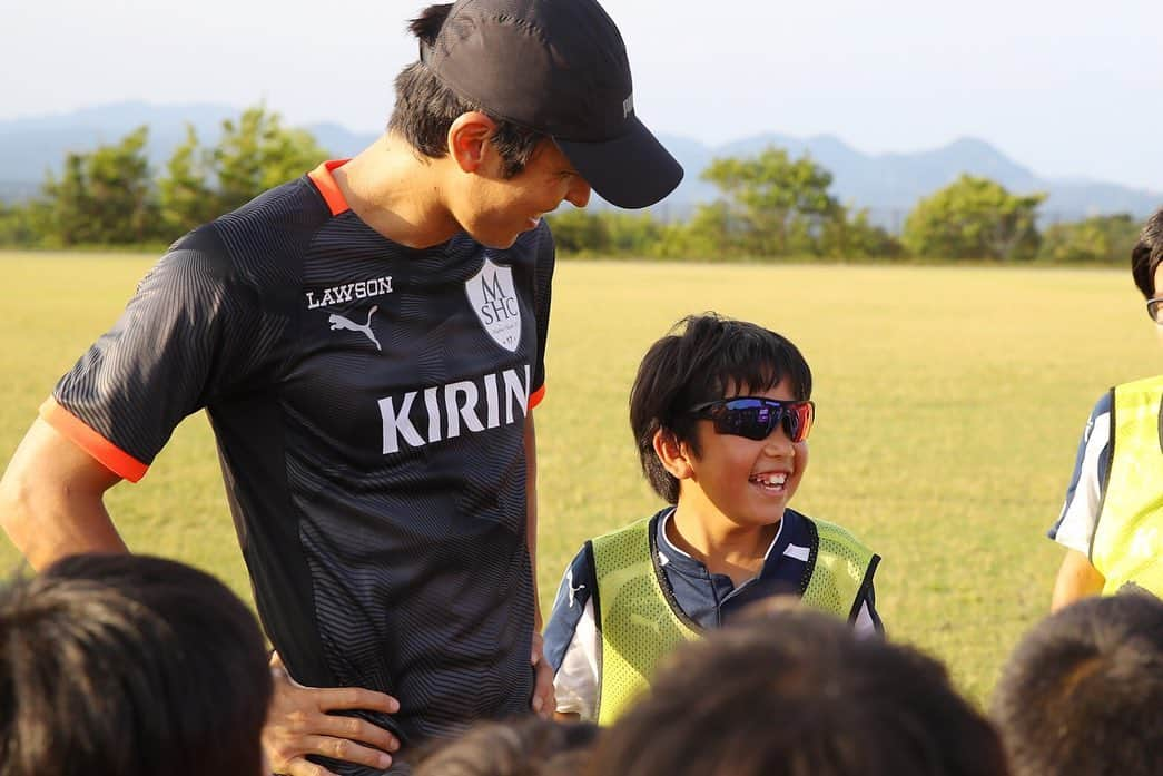 長谷部誠さんのインスタグラム写真 - (長谷部誠Instagram)「*** MAKOTO HASEBE SPORTS CLUB ⚽️ #mhsc  #kirin  #キリン #lawson  #ローソン #jal #puma  #プーマ  #クラブ生と #今年もガチンコサッカー #僕が一番楽しそう  #会う度に感じる #子どもたちの成長 #サッカーが上手くなるだけでなく #人間力を高めて欲しい #子どもたちの未来に期待するだけでなく #可能性を広げてあげたい」6月27日 8時17分 - makoto_hasebe_official