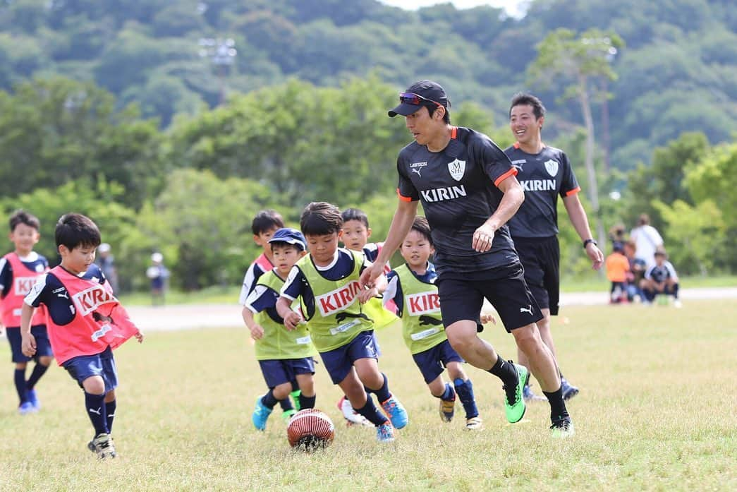 長谷部誠さんのインスタグラム写真 - (長谷部誠Instagram)「*** MAKOTO HASEBE SPORTS CLUB ⚽️ #mhsc  #kirin  #キリン #lawson  #ローソン #jal #puma  #プーマ  #クラブ生と #今年もガチンコサッカー #僕が一番楽しそう  #会う度に感じる #子どもたちの成長 #サッカーが上手くなるだけでなく #人間力を高めて欲しい #子どもたちの未来に期待するだけでなく #可能性を広げてあげたい」6月27日 8時17分 - makoto_hasebe_official