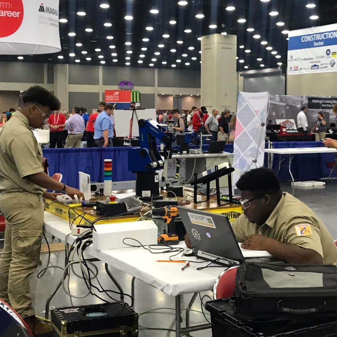 3M（スリーエム）さんのインスタグラム写真 - (3M（スリーエム）Instagram)「Top #skilledtrades competitors are vying for national titles at @skillsusa! We’re proud to be part of this competition that’s helping advance skilled trades and close the skills gap. #NLSC19 #skillsusa #improvinglives」6月27日 8時19分 - 3m