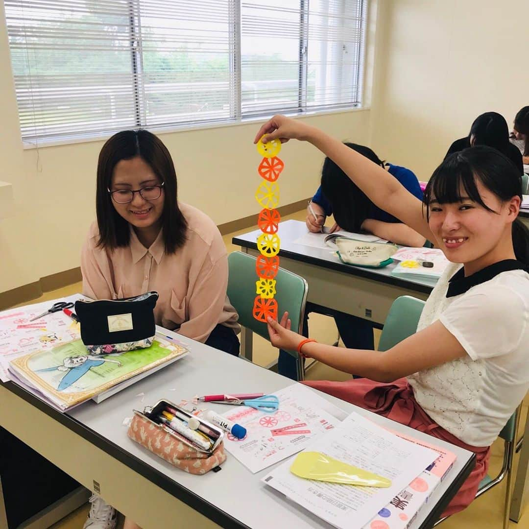 福岡女子短期大学さんのインスタグラム写真 - (福岡女子短期大学Instagram)「@fwjchild  6/26(水)の保育実習指導1では、日誌の書き方についての内容に加えて、七夕飾りにもできる「フルーツ輪つなぎ」を作りました。黄色とオレンジのビタミンカラーで学生さんたちも元気になったかな？ . #福岡女子短期大学子ども学科 #福女短 #福岡女子短期大学 #子ども学科 #七夕2019 #七夕飾り #太宰府 #短期大学 #保育実習 #あそび #おりがみ #折り紙アート #色紙 #保育士 #保育士の卵 #子どもの体育 #幼児教育 #保育士の卵 #幼稚園教諭 #幼稚園教諭の卵 #保育園実習 #保育士になりたい #保育学科 #保育士のたまご #大学生 #短大生 #未来の保育士 #福岡の女子短期大学 #女子大生 . ========[ 資料請求 ]======== ． 新しい福岡女子短期大学の資料請求（2020大学案内）を無料送付中です。本学ホームページからお気軽に申し込みください。 . 子ども学科/健康栄養学科 音楽科/文化教養学科 ． 福岡女子短期大学 住所：‪‪‪福岡県太宰府市五条四丁目16番1号‬‬‬ tel：‪‪‪092-922-4034‬‬‬（代表） . ====== ====== ======」6月27日 8時23分 - fukuoka_wjc