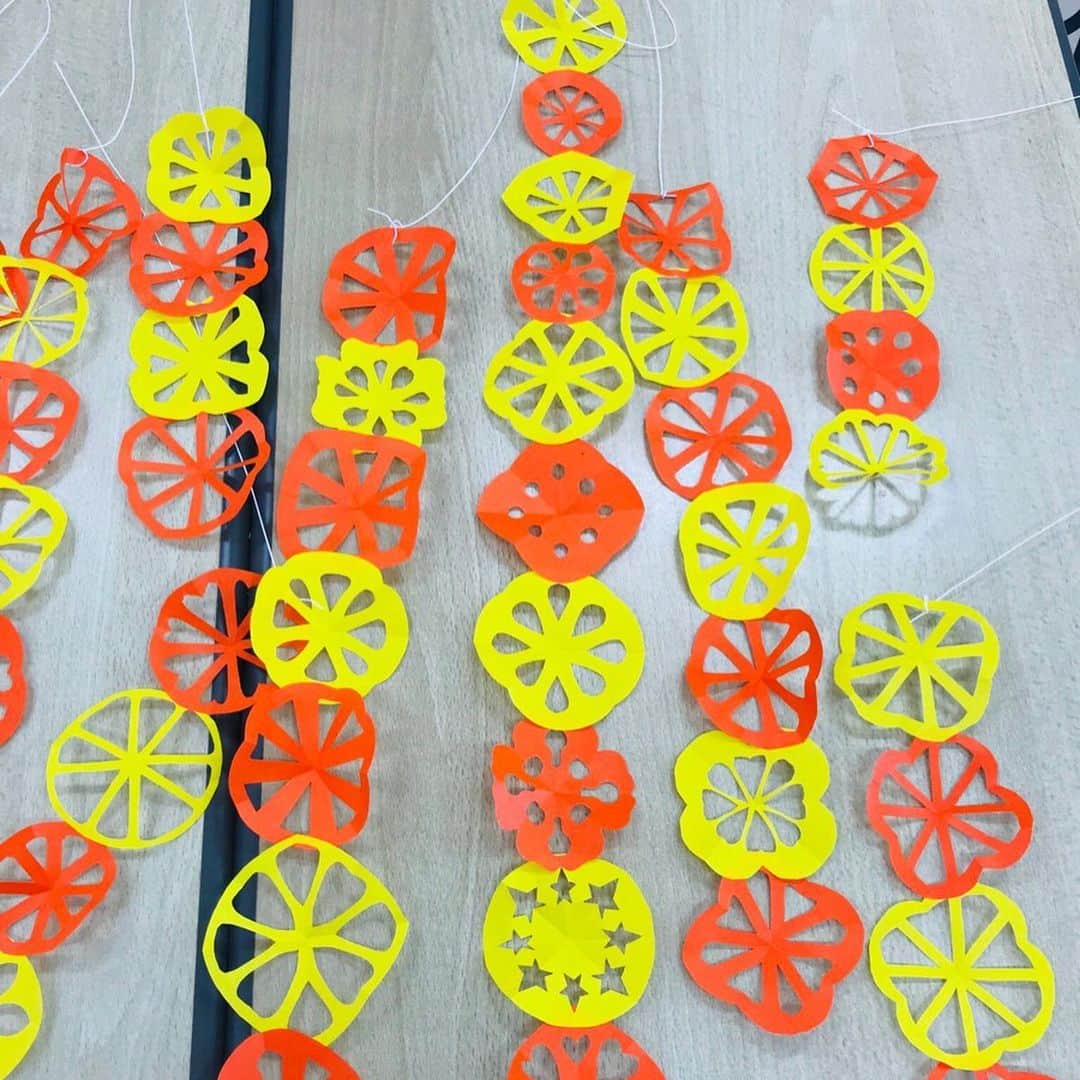 福岡女子短期大学さんのインスタグラム写真 - (福岡女子短期大学Instagram)「@fwjchild  6/26(水)の保育実習指導1では、日誌の書き方についての内容に加えて、七夕飾りにもできる「フルーツ輪つなぎ」を作りました。黄色とオレンジのビタミンカラーで学生さんたちも元気になったかな？ . #福岡女子短期大学子ども学科 #福女短 #福岡女子短期大学 #子ども学科 #七夕2019 #七夕飾り #太宰府 #短期大学 #保育実習 #あそび #おりがみ #折り紙アート #色紙 #保育士 #保育士の卵 #子どもの体育 #幼児教育 #保育士の卵 #幼稚園教諭 #幼稚園教諭の卵 #保育園実習 #保育士になりたい #保育学科 #保育士のたまご #大学生 #短大生 #未来の保育士 #福岡の女子短期大学 #女子大生 . ========[ 資料請求 ]======== ． 新しい福岡女子短期大学の資料請求（2020大学案内）を無料送付中です。本学ホームページからお気軽に申し込みください。 . 子ども学科/健康栄養学科 音楽科/文化教養学科 ． 福岡女子短期大学 住所：‪‪‪福岡県太宰府市五条四丁目16番1号‬‬‬ tel：‪‪‪092-922-4034‬‬‬（代表） . ====== ====== ======」6月27日 8時23分 - fukuoka_wjc
