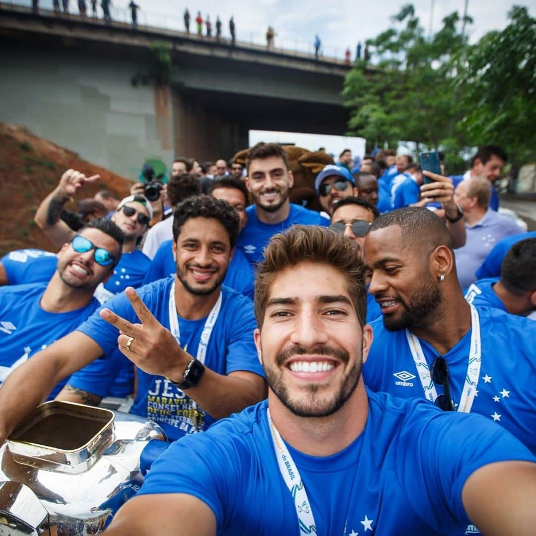 ルーカス・シウヴァ・ボルジェスさんのインスタグラム写真 - (ルーカス・シウヴァ・ボルジェスInstagram)「Voltei ao @cruzeiro em 2017 com o objetivo de recuperar a alegria de jogar futebol. Era meu foco principal de vida, depois de ficar afastado dos campos por alguns meses. Teria que ser onde tudo começou. Precisava voltar a sentir o carinho que recebi durante oito anos, entre base e profissional. Eu tinha certeza que conseguiria, e consegui!  Foram mais quatro títulos nessa passagem, totalizando sete com essa camisa pesada demais! E agora são mais de dez anos representando o Maior de Minas.  Como disse lá em 2015, não tenho palavras para agradecer ao clube que abriu as portas para mim, o clube que mudou minha vida. E que, novamente, me deu essa grande oportunidade de ser feliz.  Foram 102 partidas nesta segunda passagem, totalizando agora 193, sem contar as inúmeras outras vezes que usei o manto celeste nas categorias de base.  Só tenho a agradecer diretoria, comissão técnica, funcionários e companheiros de clube por tudo neste período. E a cada torcedor, obrigado pelas mensagens de carinho, pelo reconhecimento do meu esforço e consideração com este gigante que é o Cruzeiro Esporte Clube. Tenham certeza que foi muito gratificante estar com todos vocês em mais uma passagem marcante.  Me sinto pronto para seguir atuando no mais alto nível e darei o meu máximo onde estiver.」6月27日 8時25分 - 16lucassilva